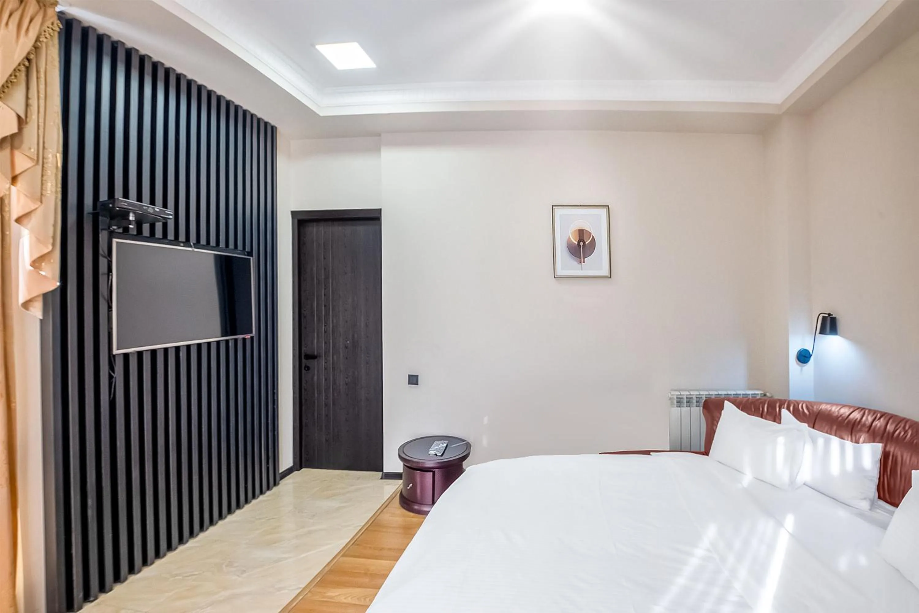 Communal lounge/ TV room, Bed in Cron Palace kosher Tbilisi Hotel