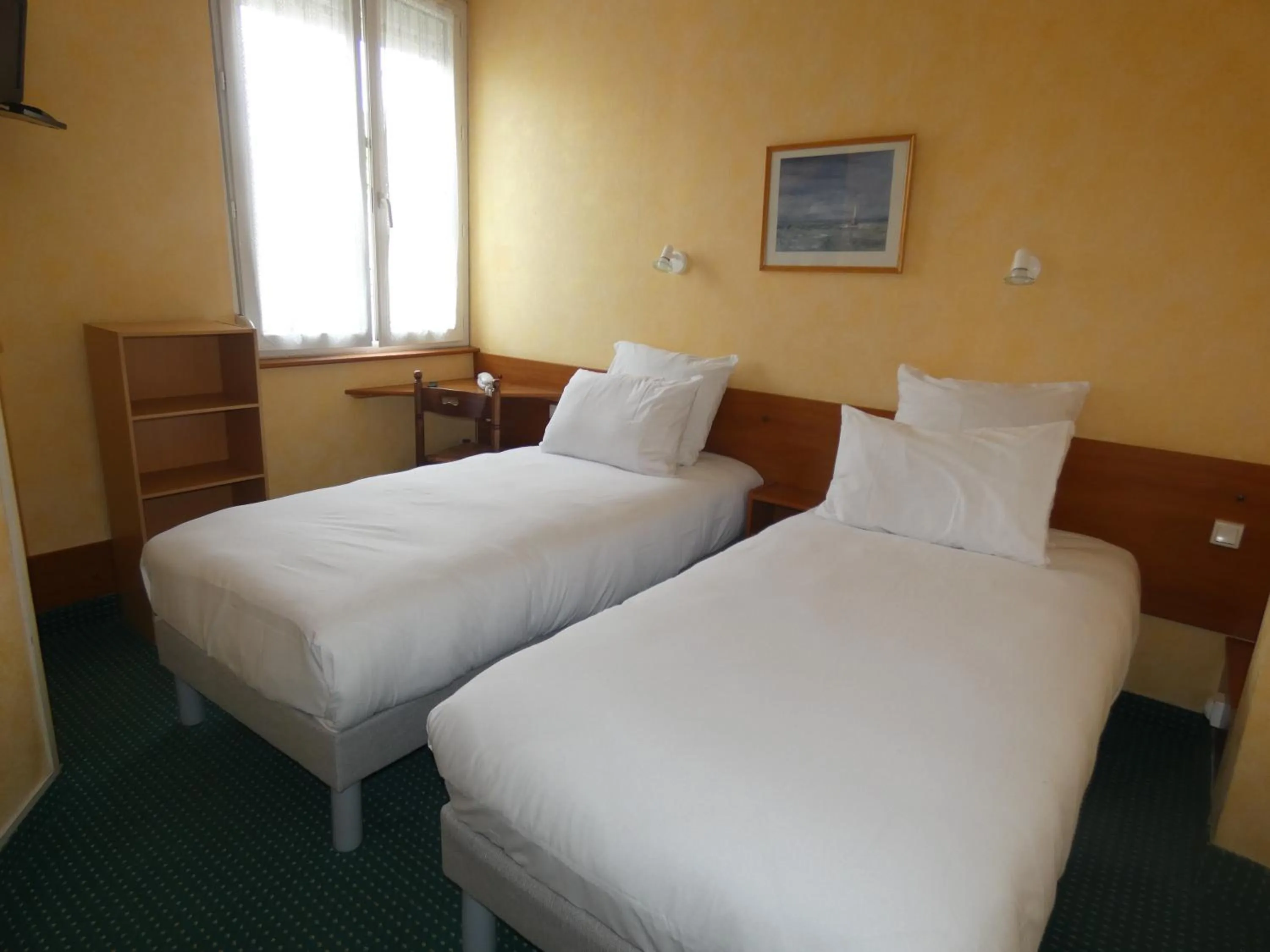 Bedroom, Bed in Hôtel de France