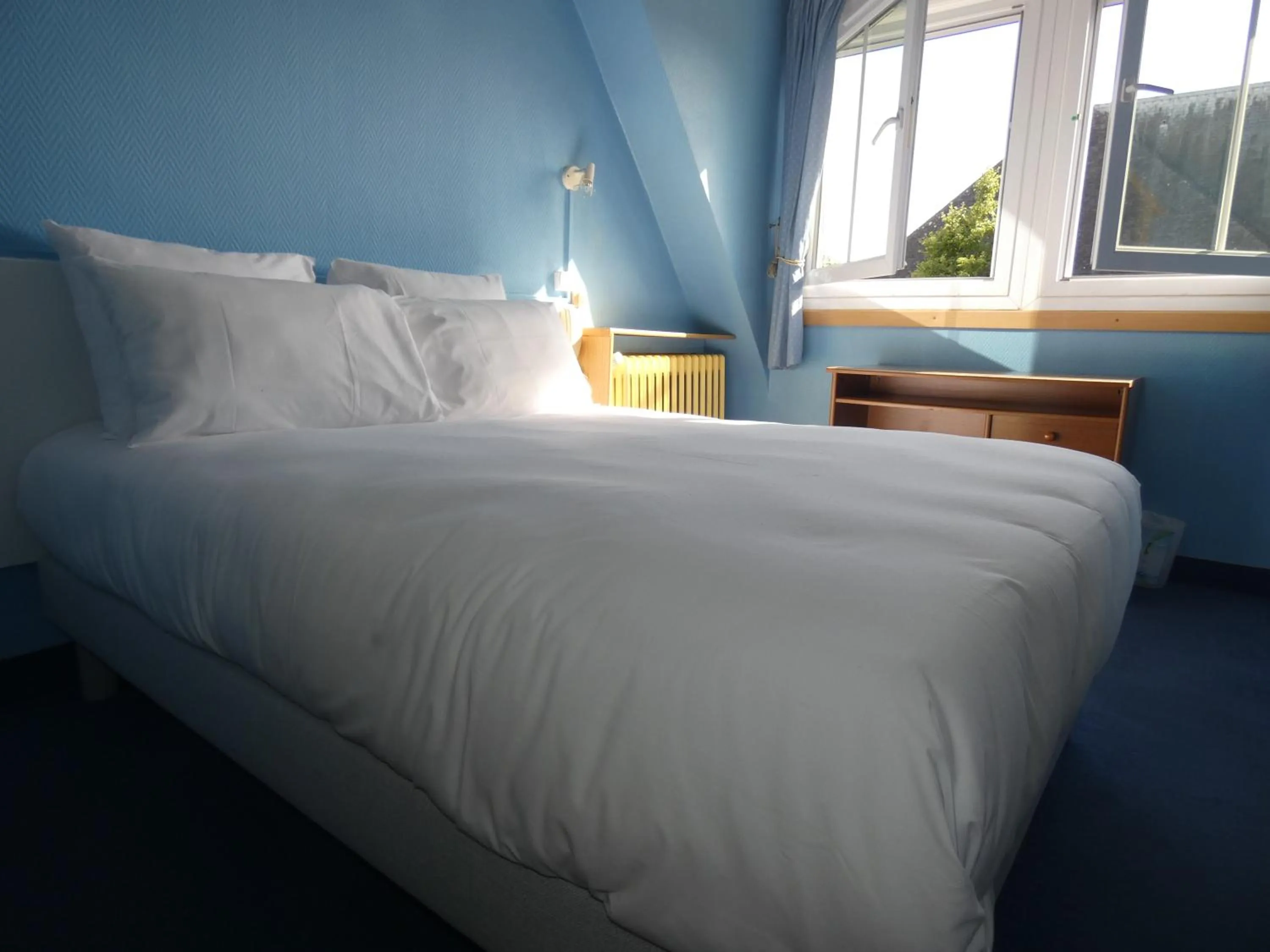 Bedroom, Bed in Hôtel de France