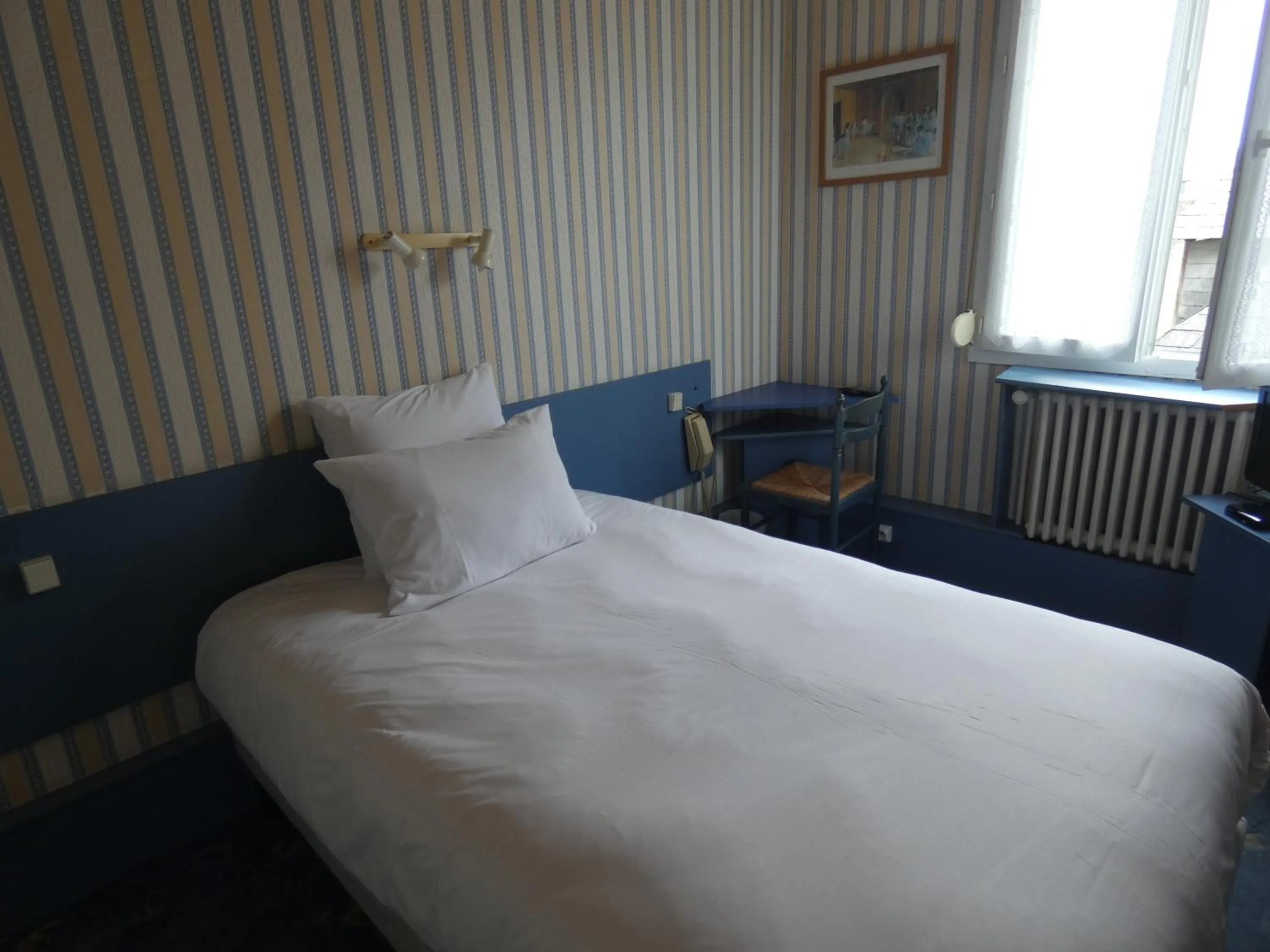 Bedroom, Bed in Hôtel de France