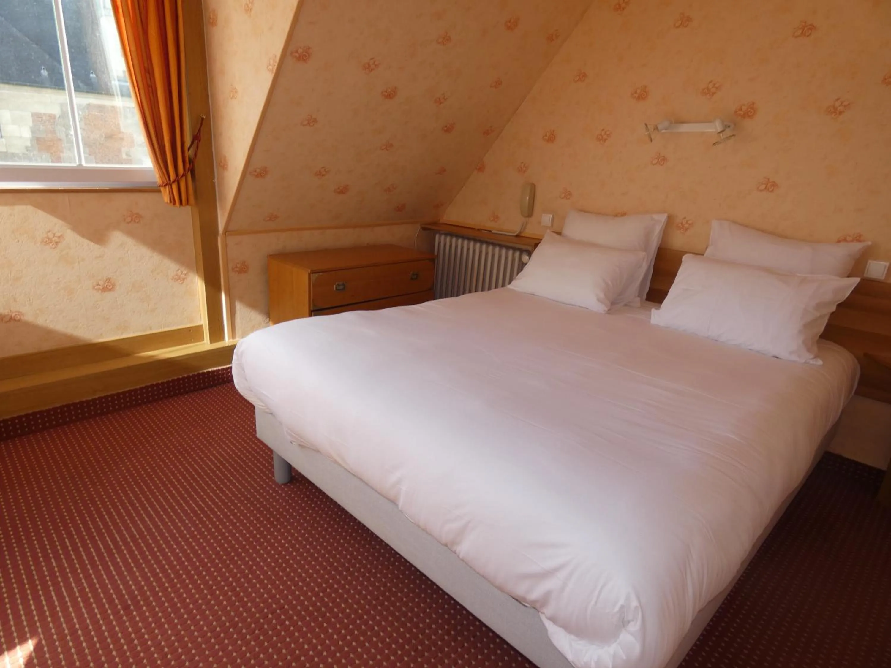 Bedroom, Bed in Hôtel de France