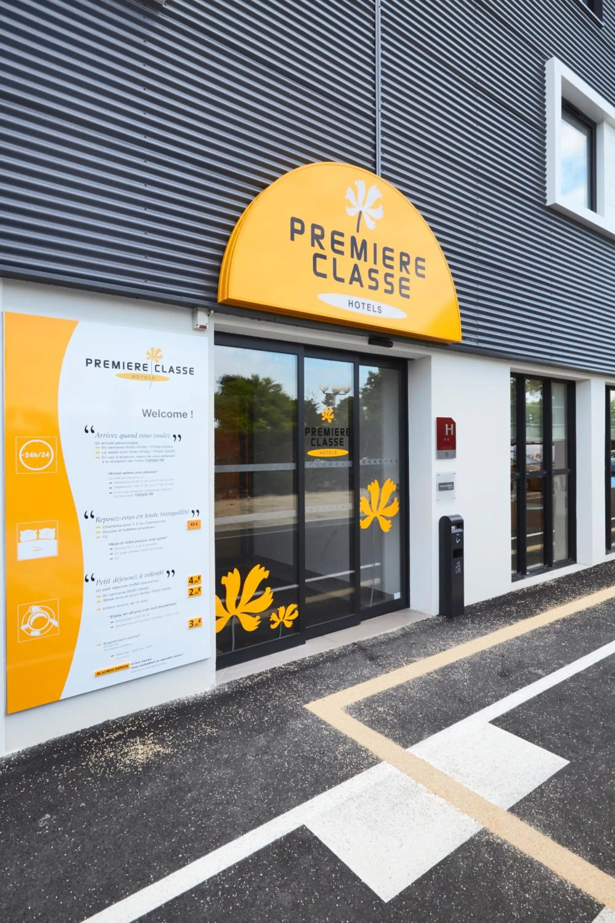 Facade/entrance in Premiere Classe Bordeaux Ouest - Mérignac Aéroport