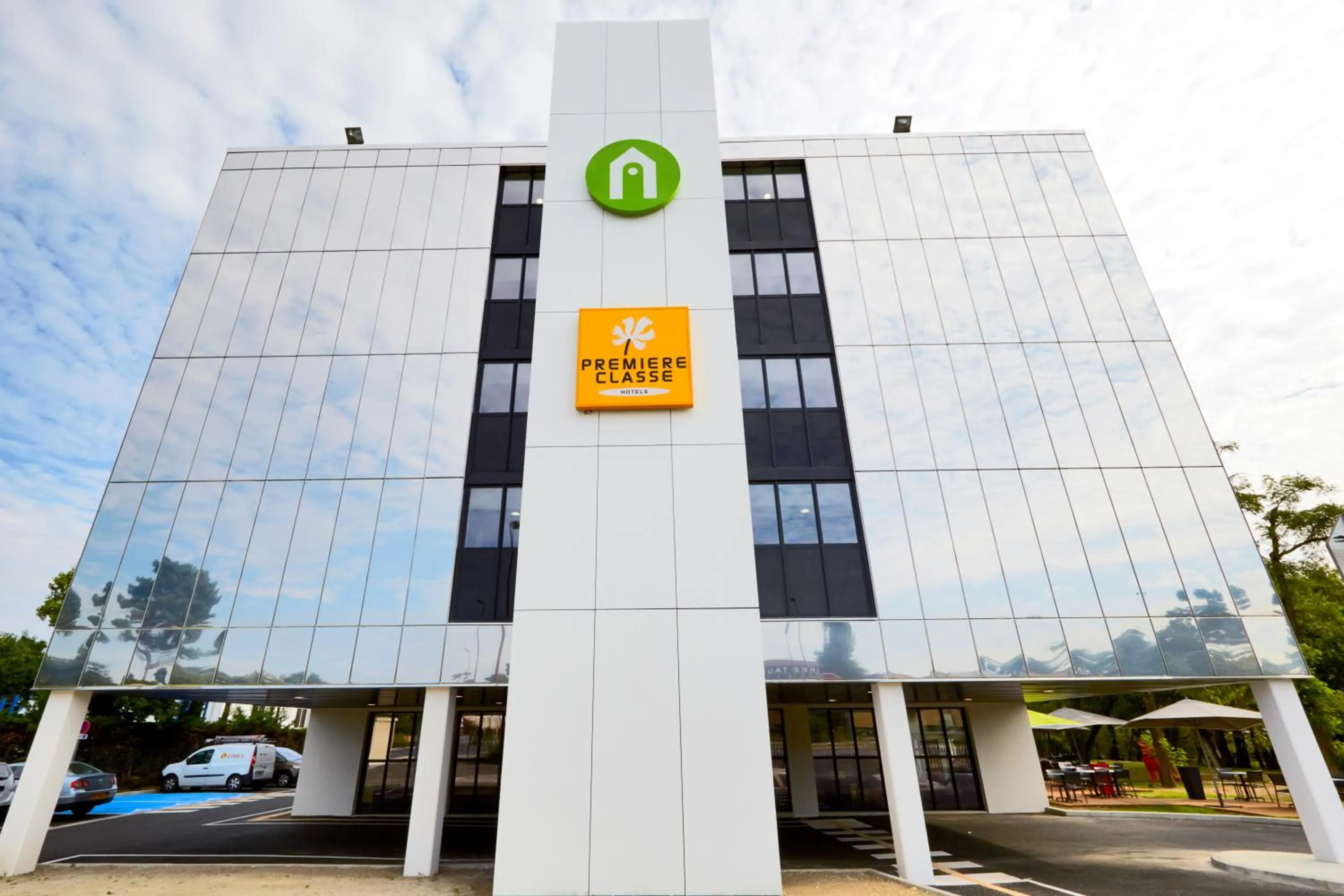 Facade/entrance in Premiere Classe Bordeaux Ouest - Mérignac Aéroport