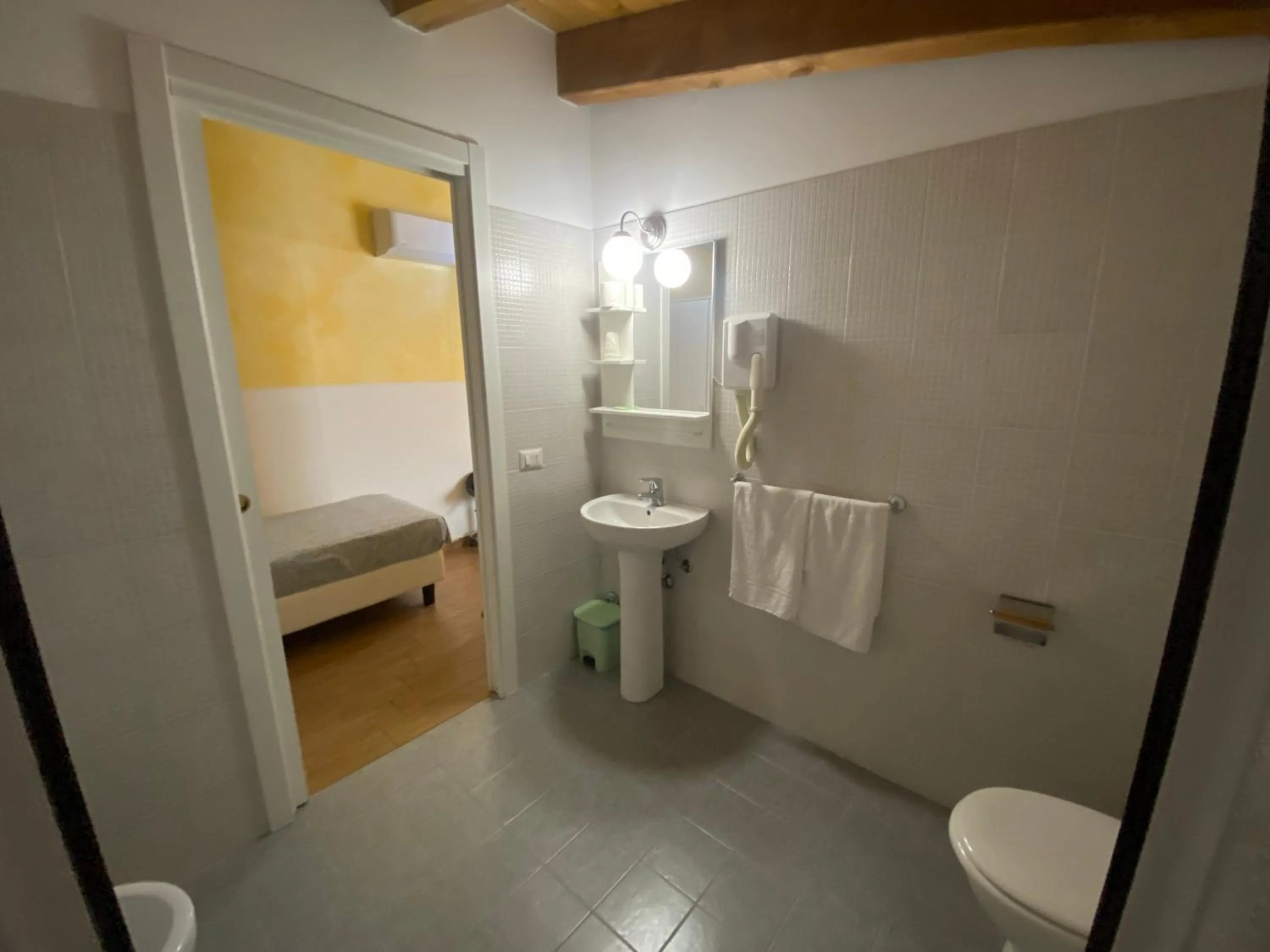 Bathroom, Bed in Via Mameli 5