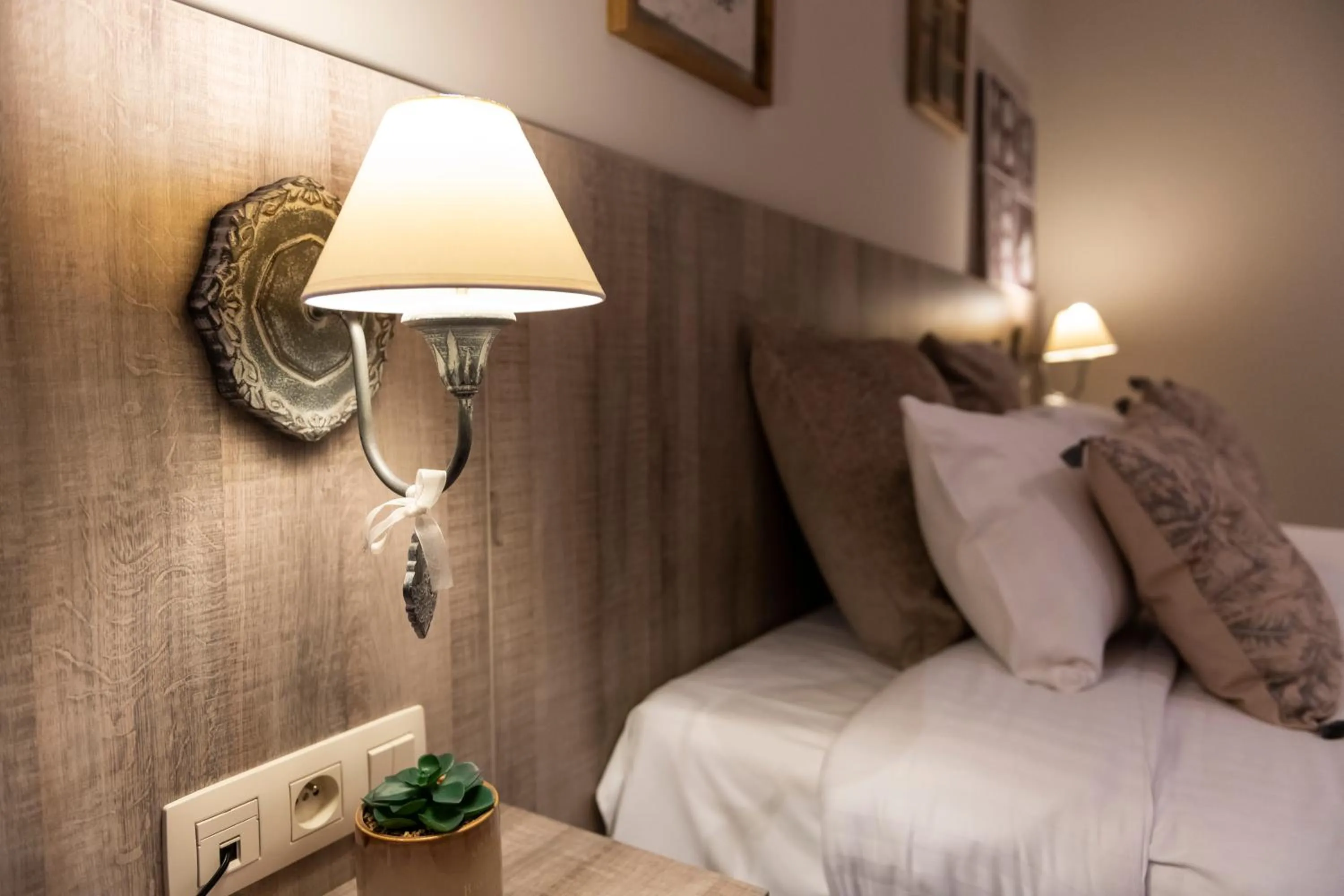 Bed in Hôtel de la Tour