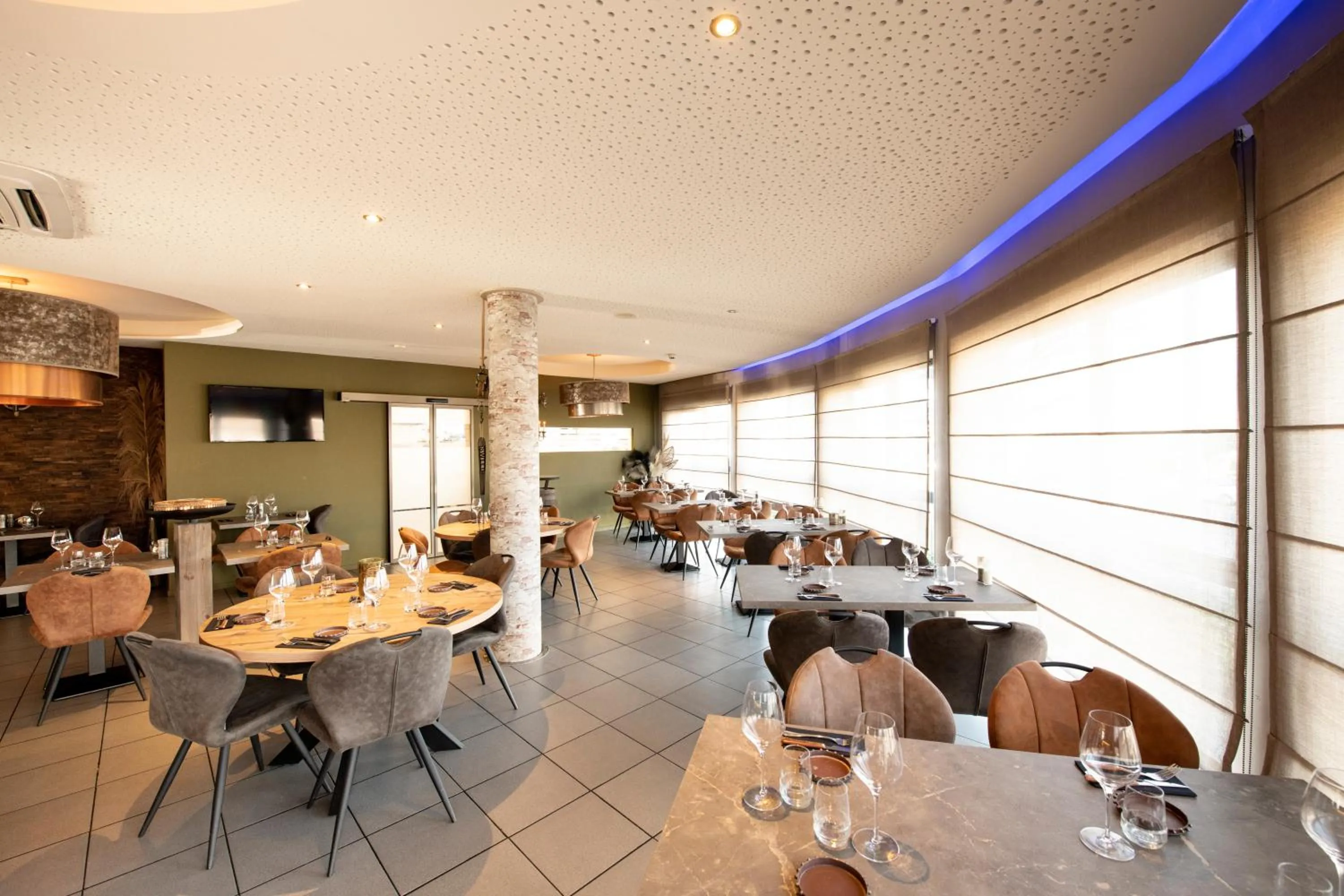 Restaurant/places to eat in Hôtel de la Tour