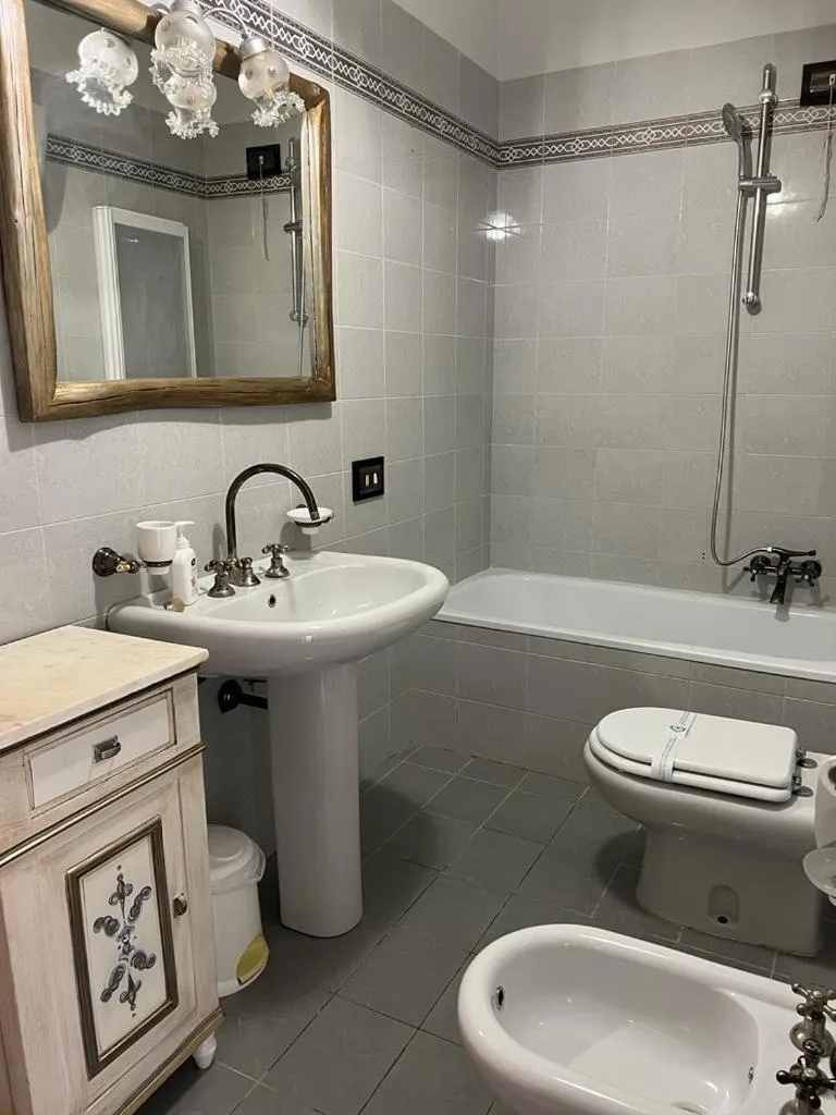 Shower in Il Castello Di Perchia