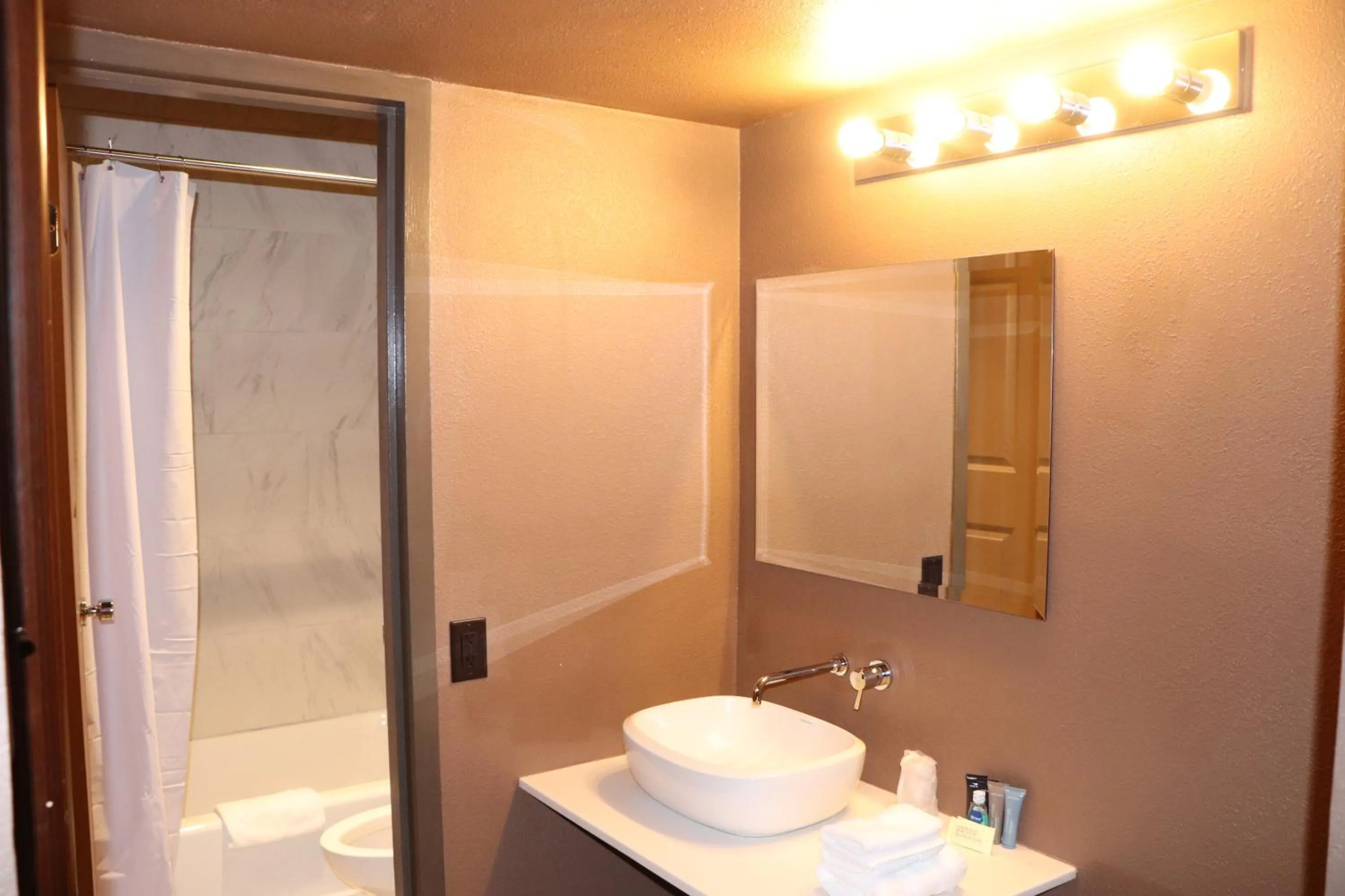 Shower in Historic Cow Palace Inn