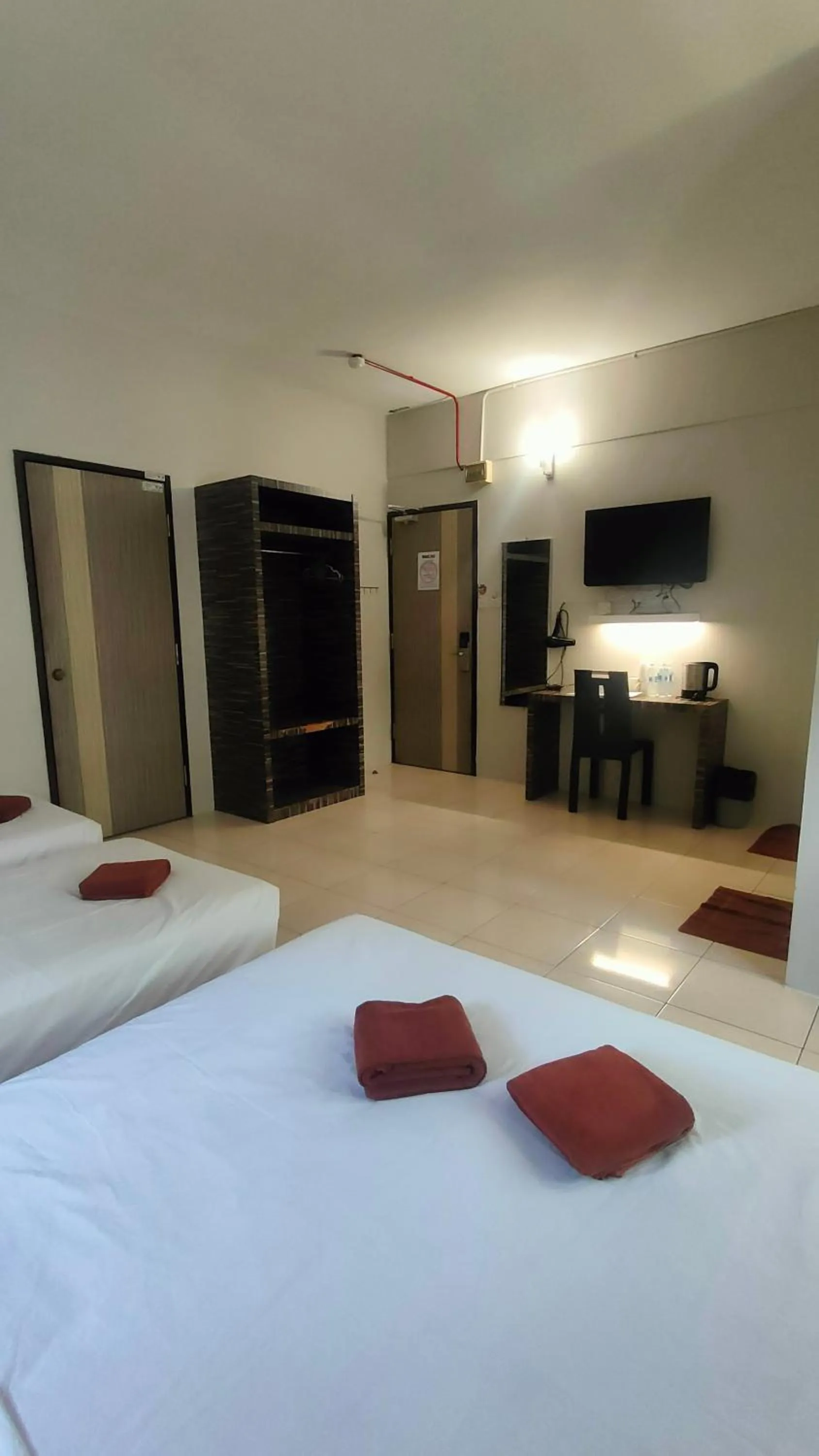 wardrobe, Bed in Walk Inn