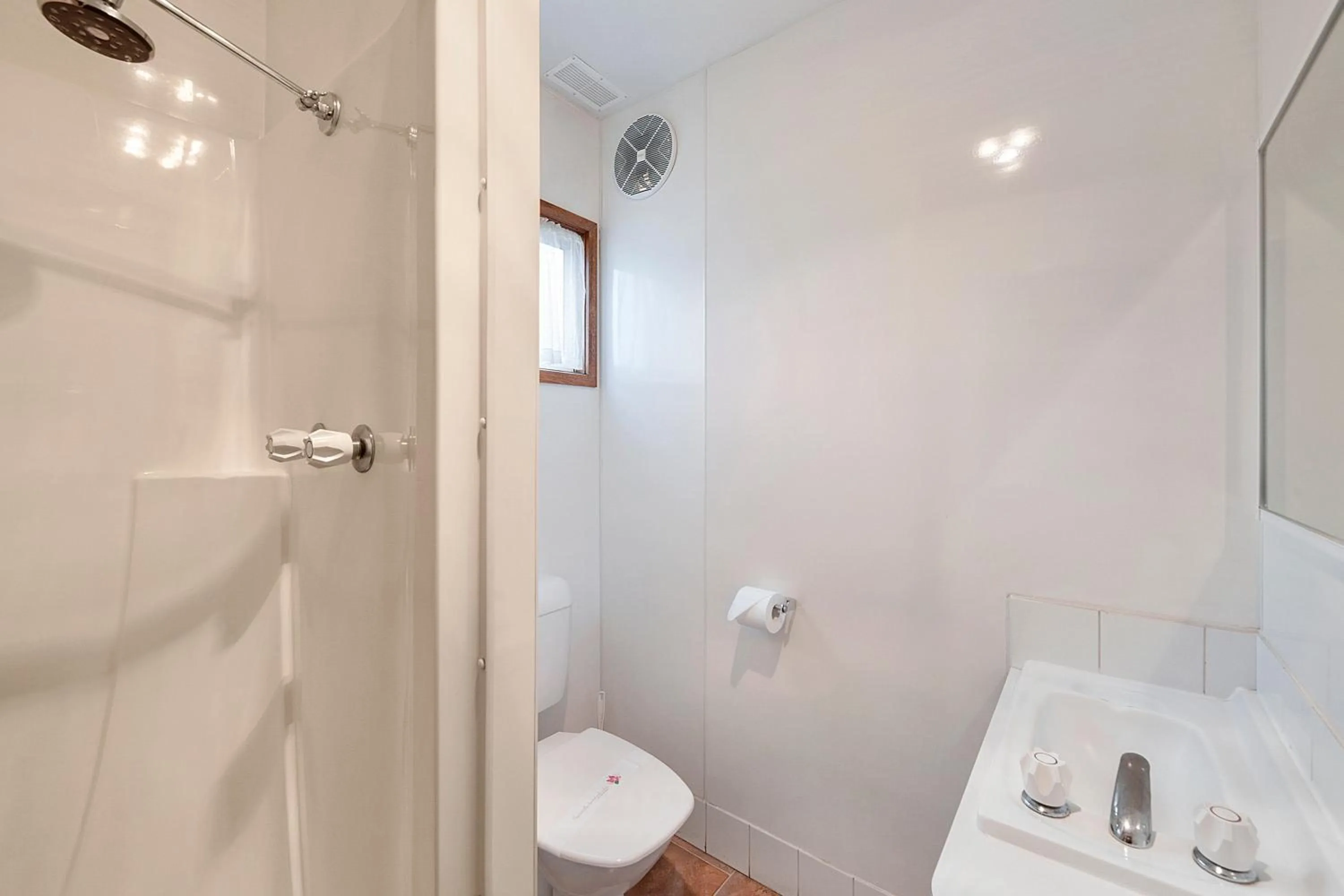 Bathroom in Benalla Tourist Park