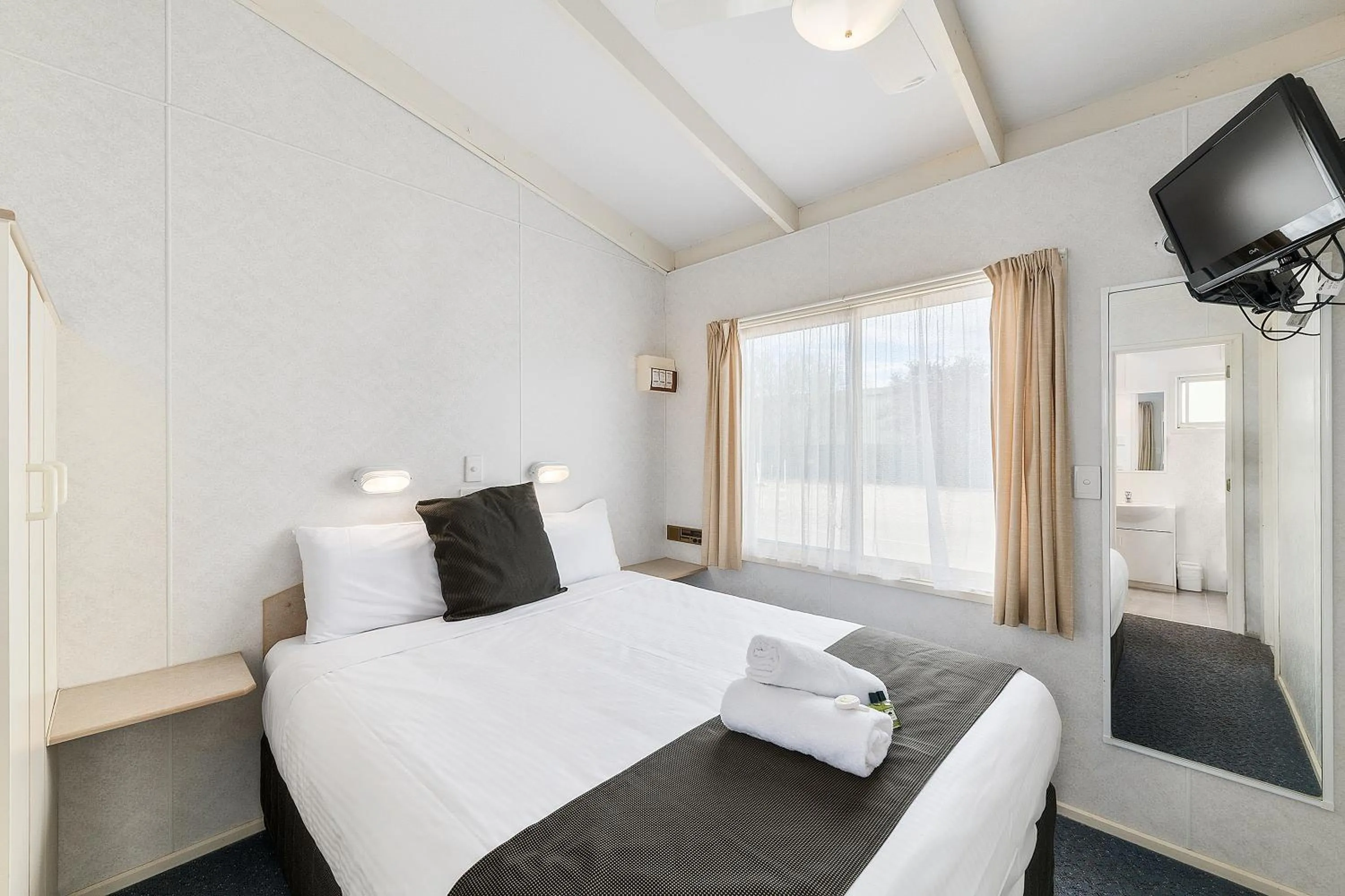 Bedroom, Bed in Benalla Tourist Park