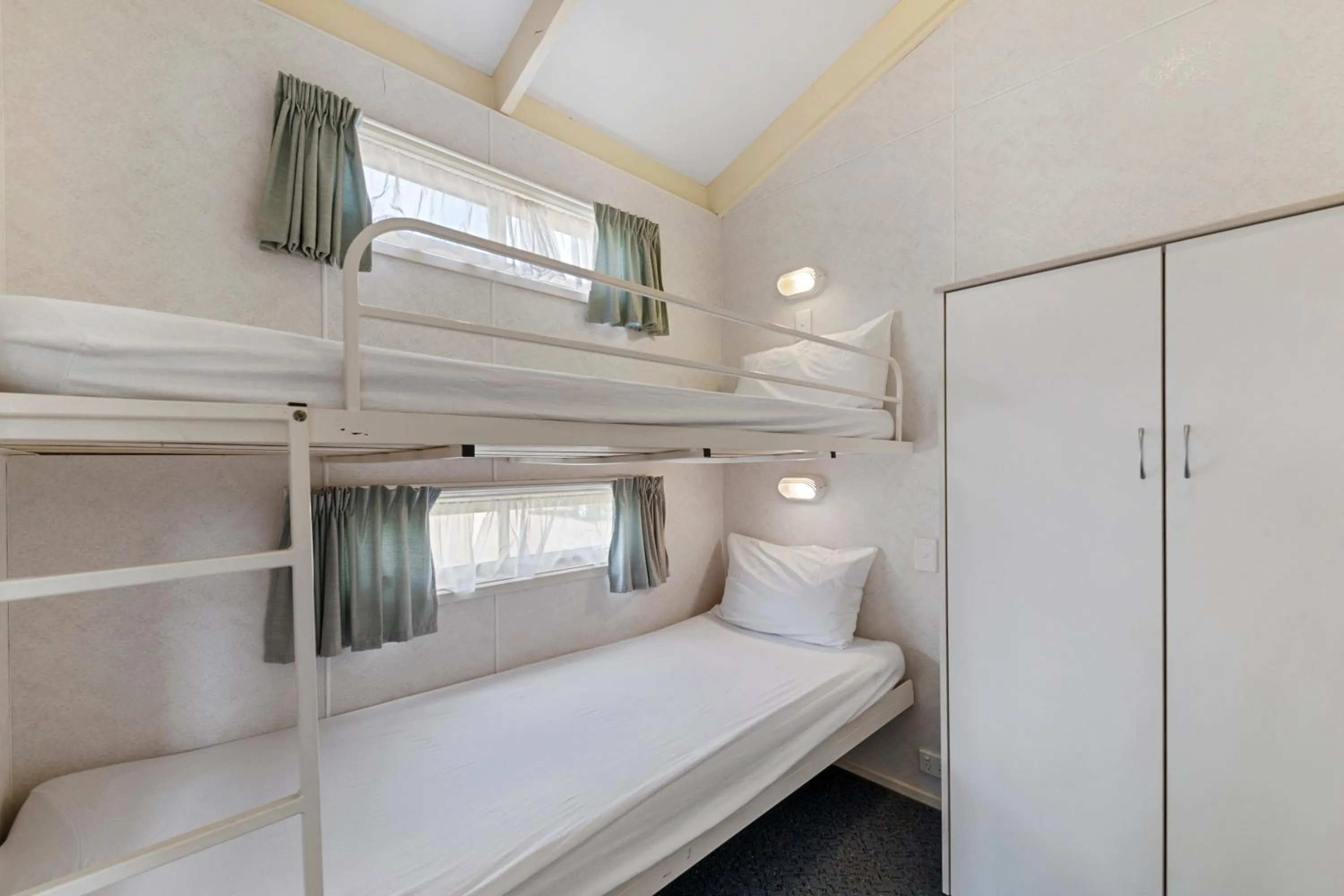 Bedroom, Bed in Benalla Tourist Park