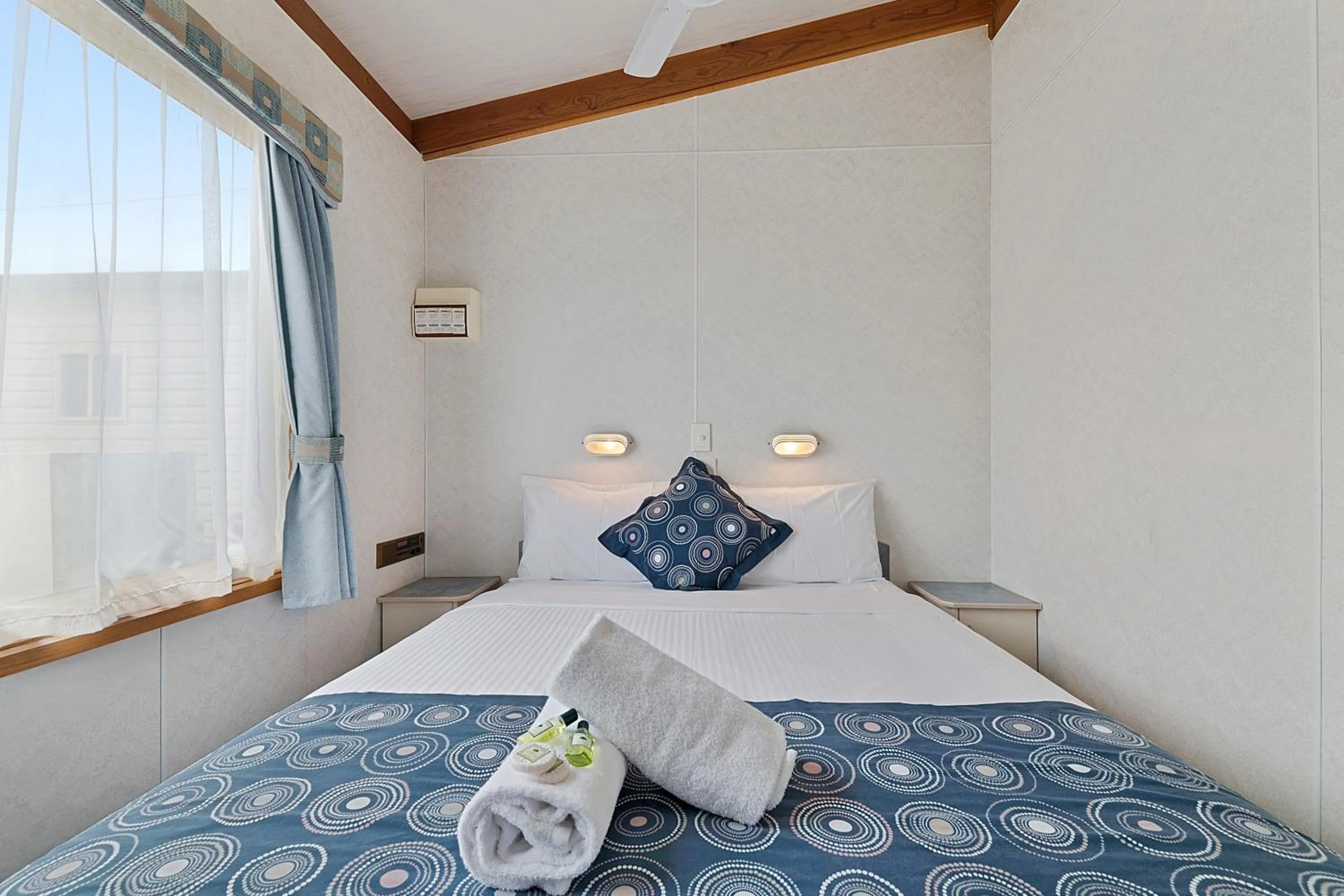 Bedroom, Bed in Benalla Tourist Park