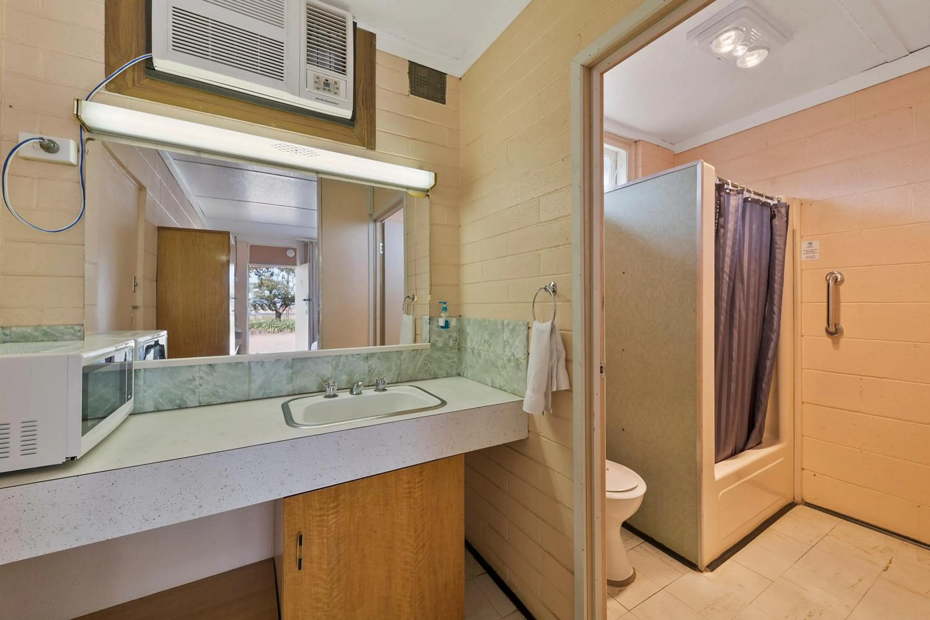 Bathroom in Benalla Tourist Park