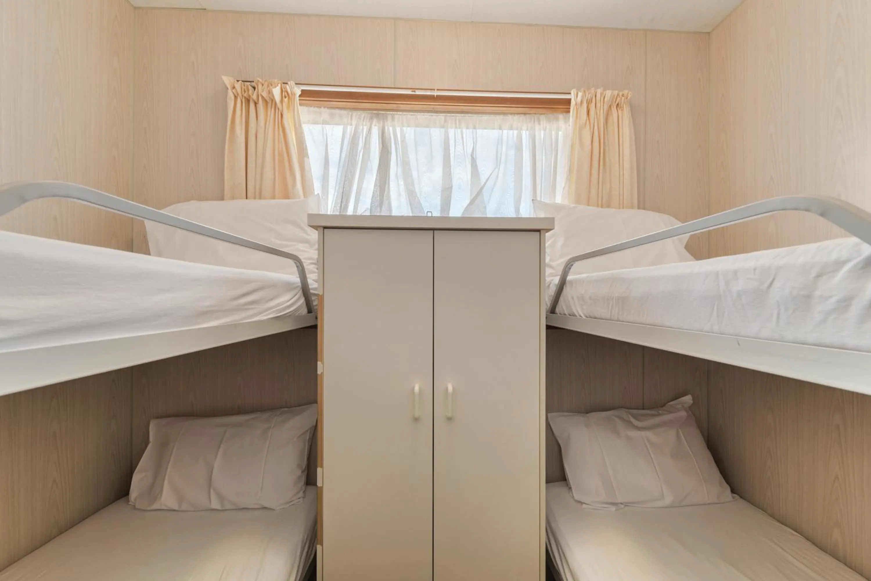 Bedroom, Bed in Benalla Tourist Park