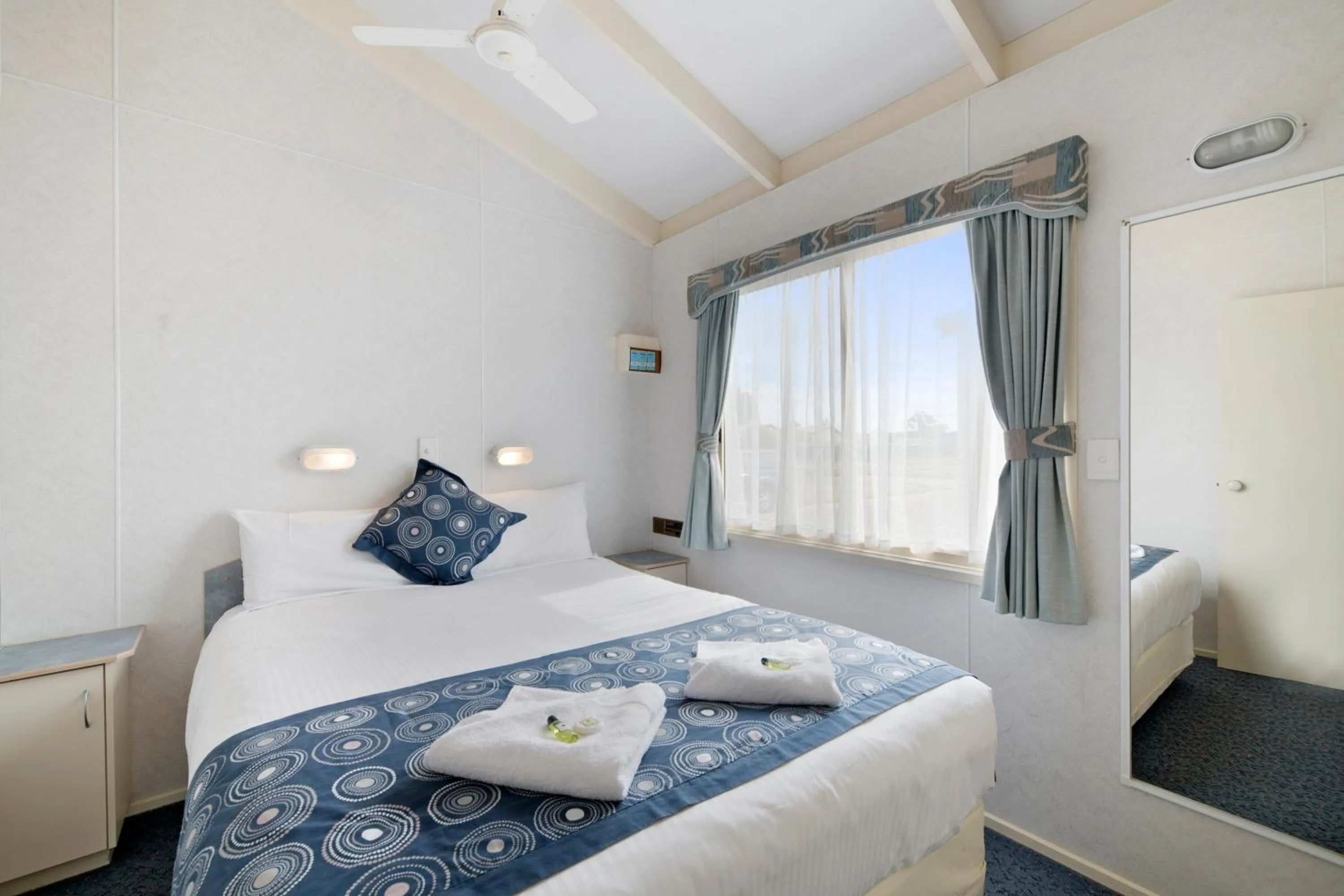 Bedroom, Bed in Benalla Tourist Park