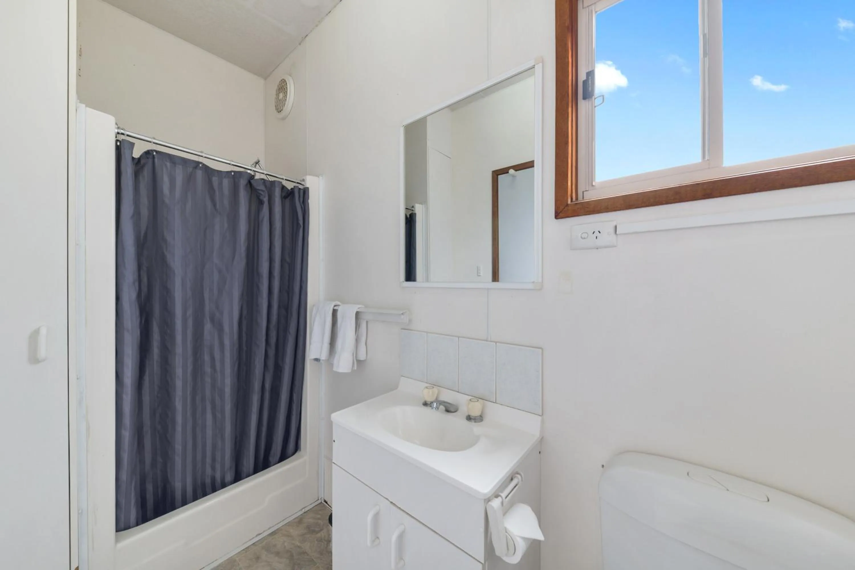 Bathroom in Benalla Tourist Park