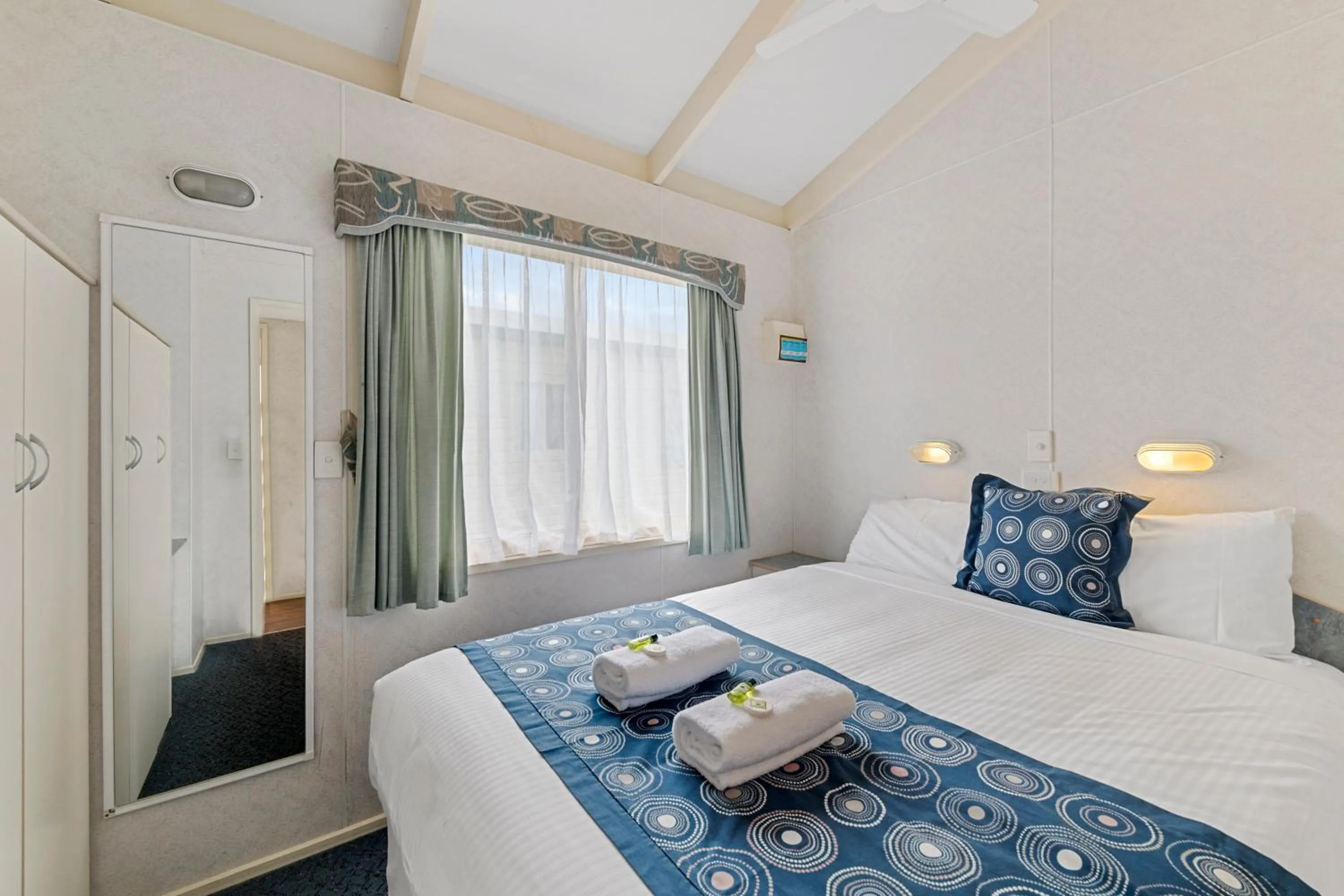 Bedroom, Bed in Benalla Tourist Park