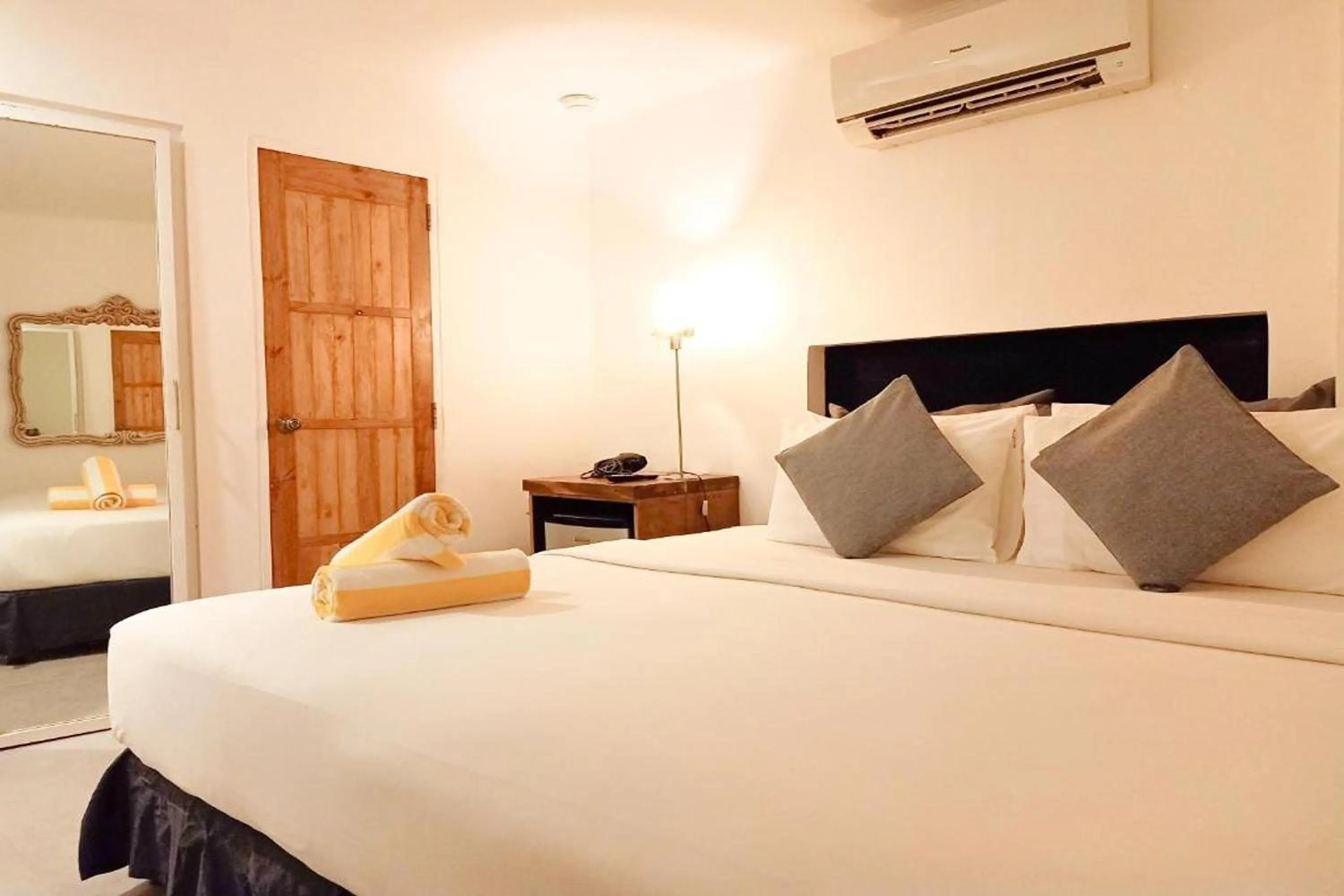 Photo of the whole room, Bed in Zuzuni Boutique Hotel