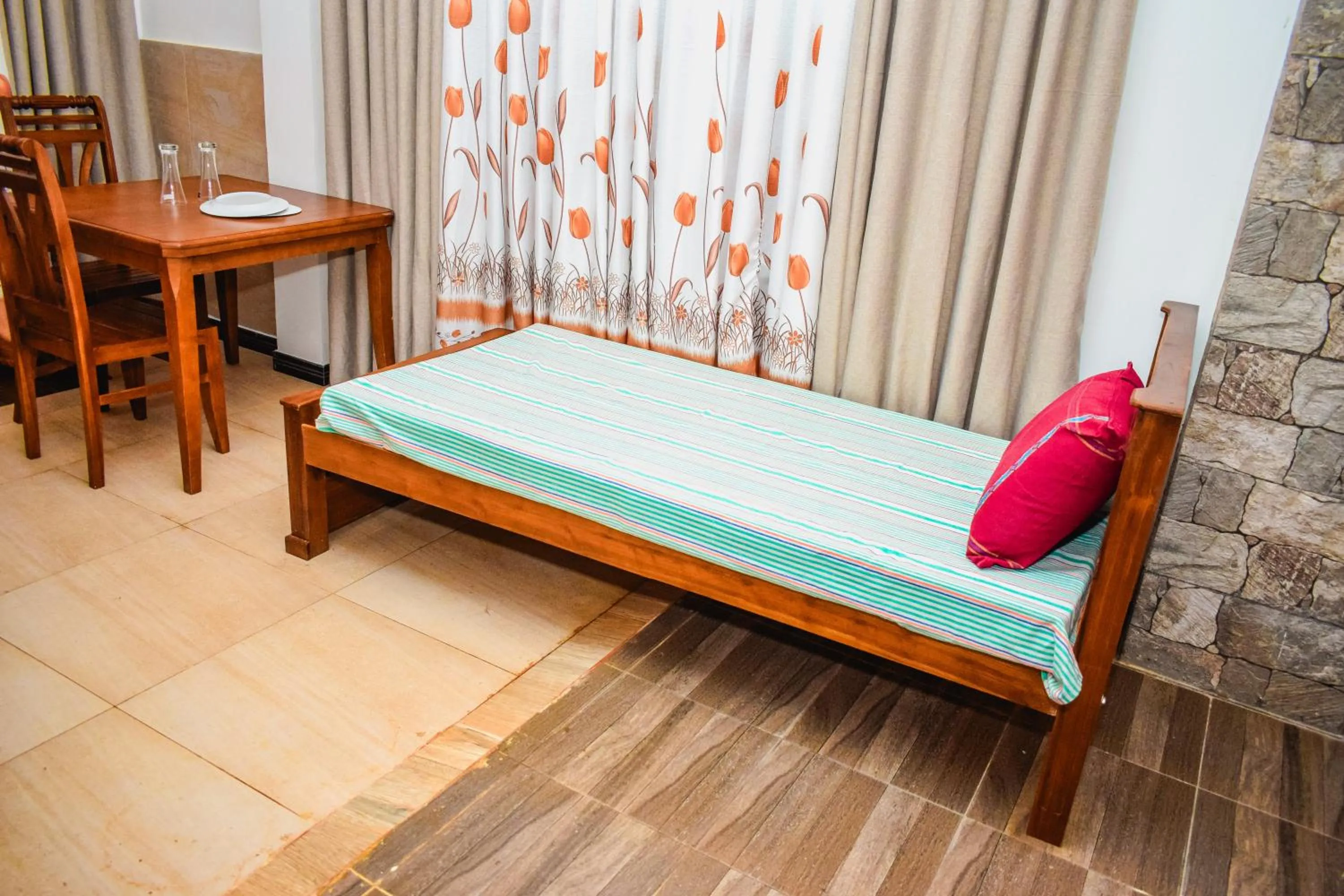 Photo of the whole room, Bed in Blowhole Unawatuna