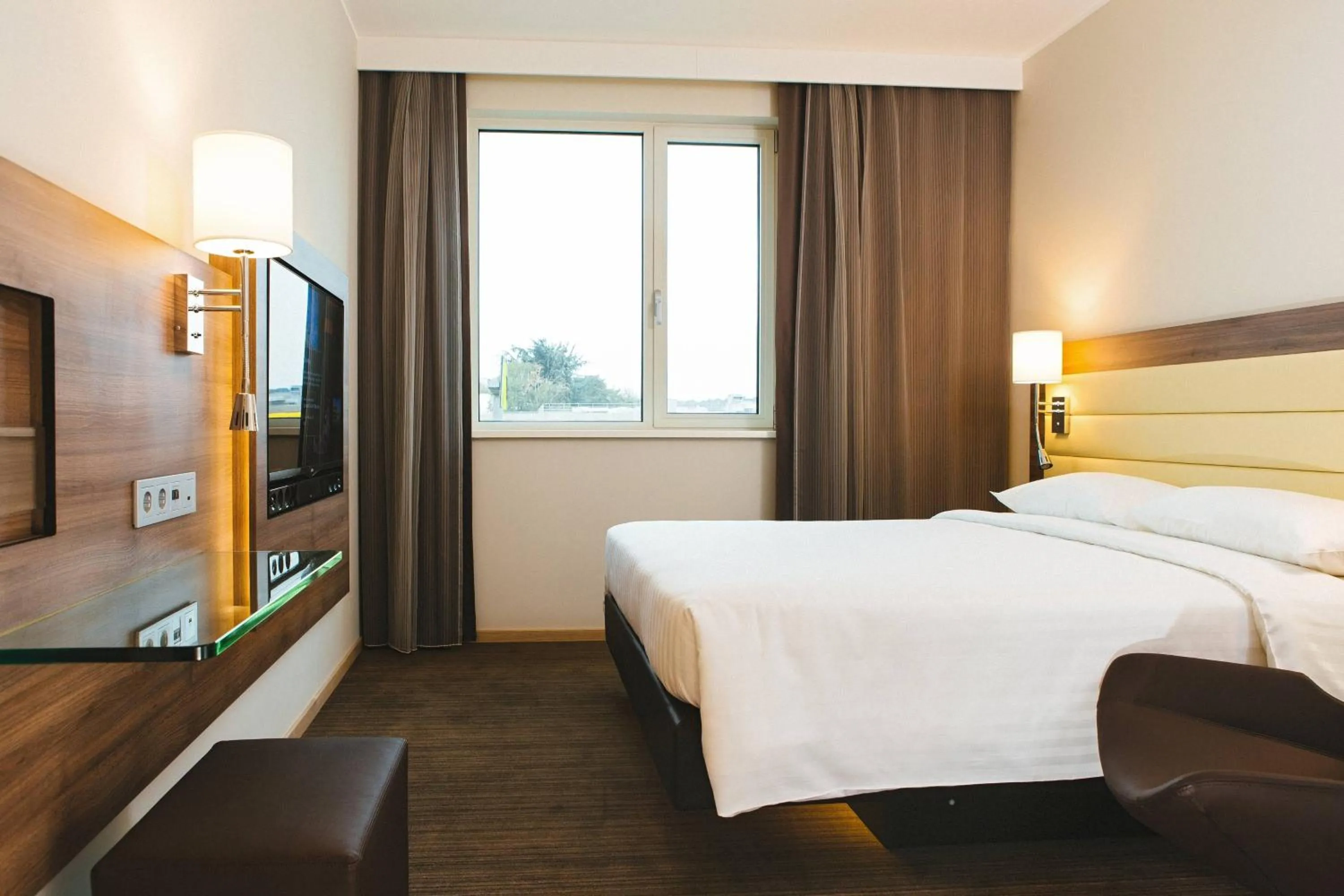 Photo of the whole room, Bed in Moxy Milan Malpensa Airport