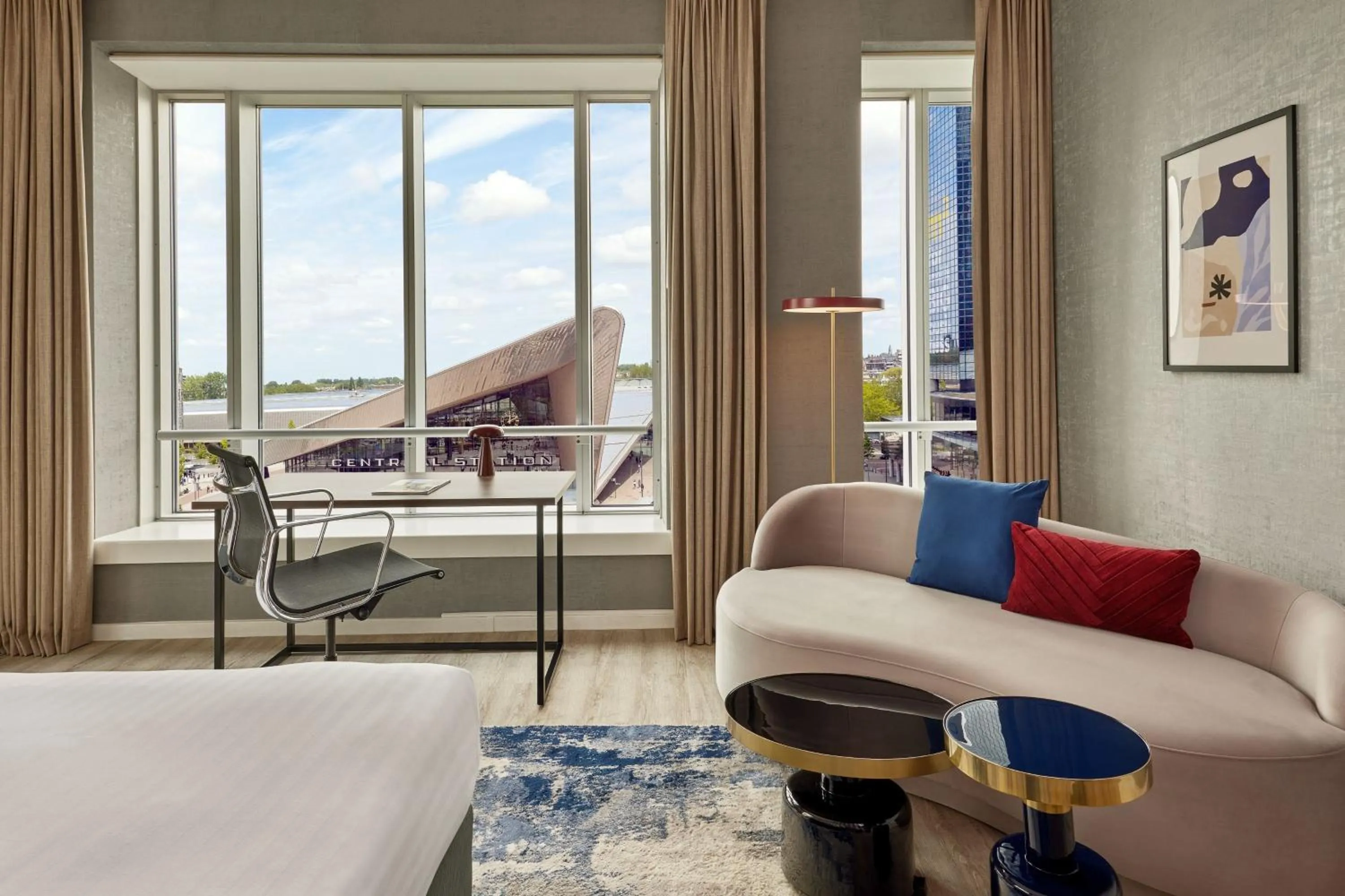 Photo of the whole room, Bed in Rotterdam Marriott Hotel