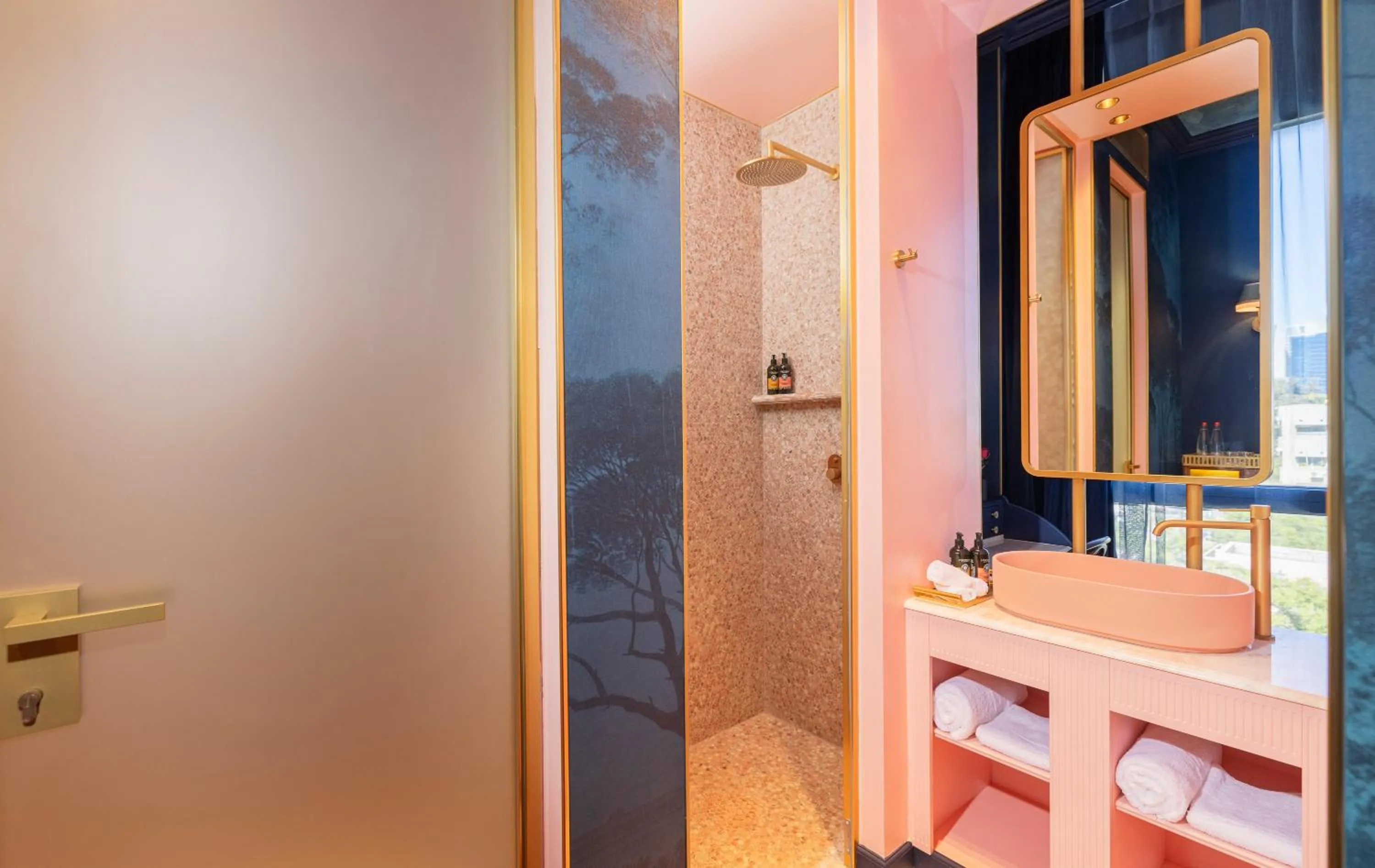 Shower in Play Levontin