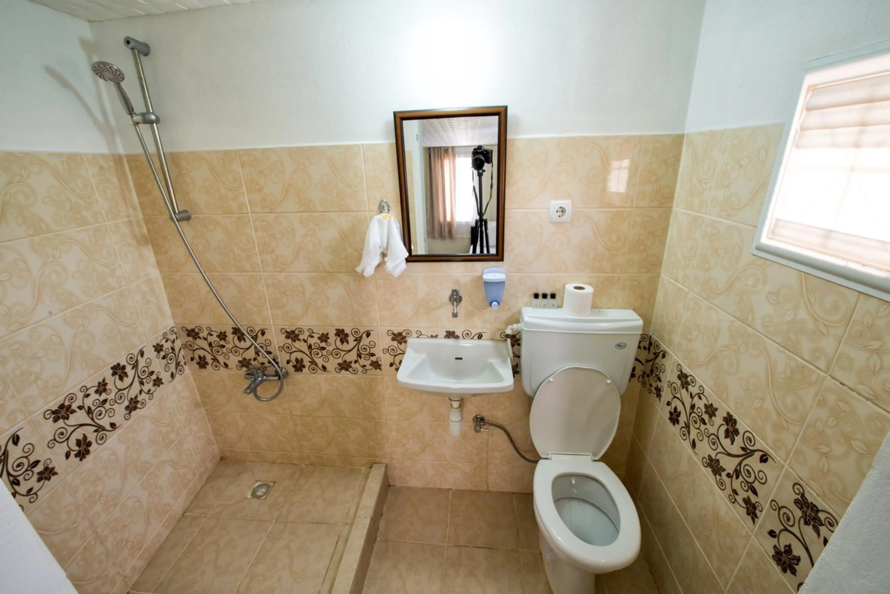 Shower in Yellow Rose Pansiyon