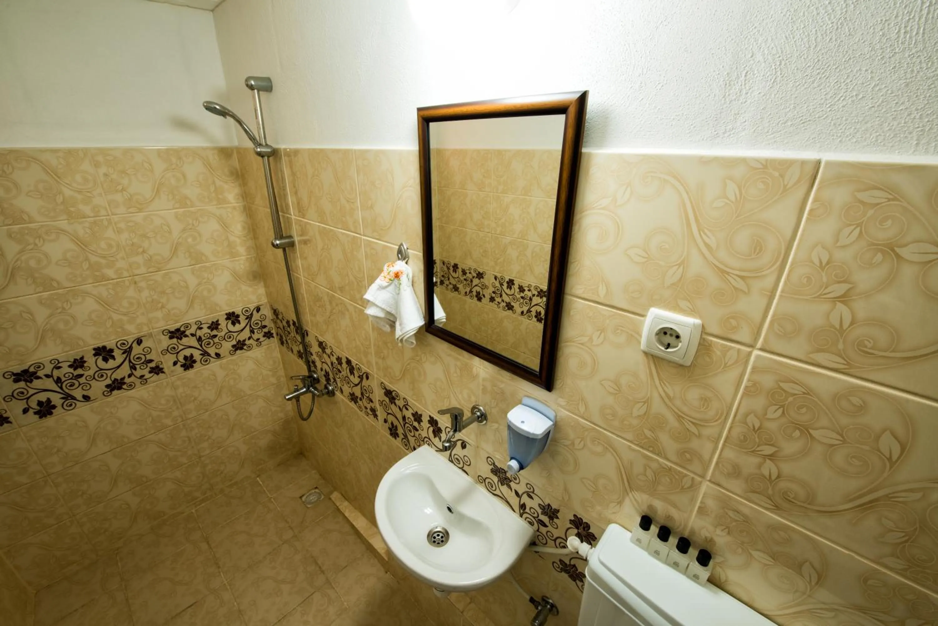 Shower in Yellow Rose Pansiyon