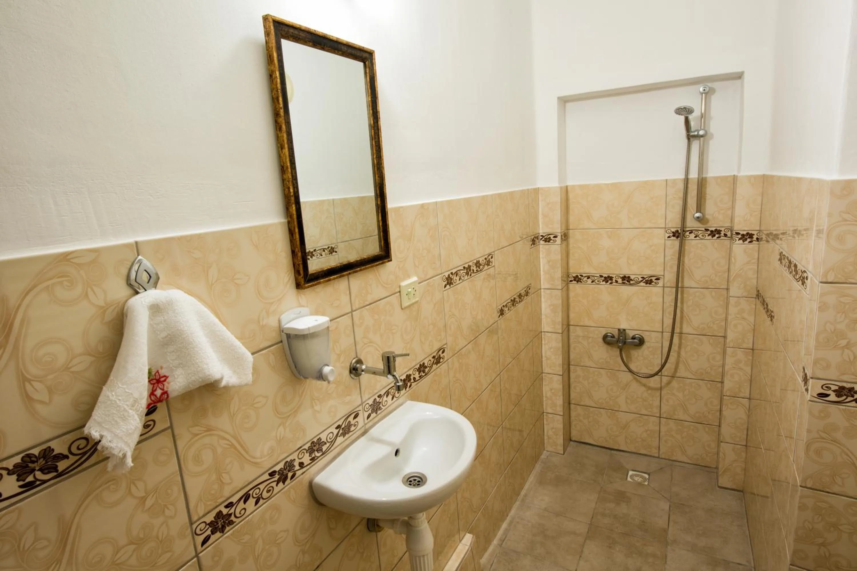 Shower in Yellow Rose Pansiyon