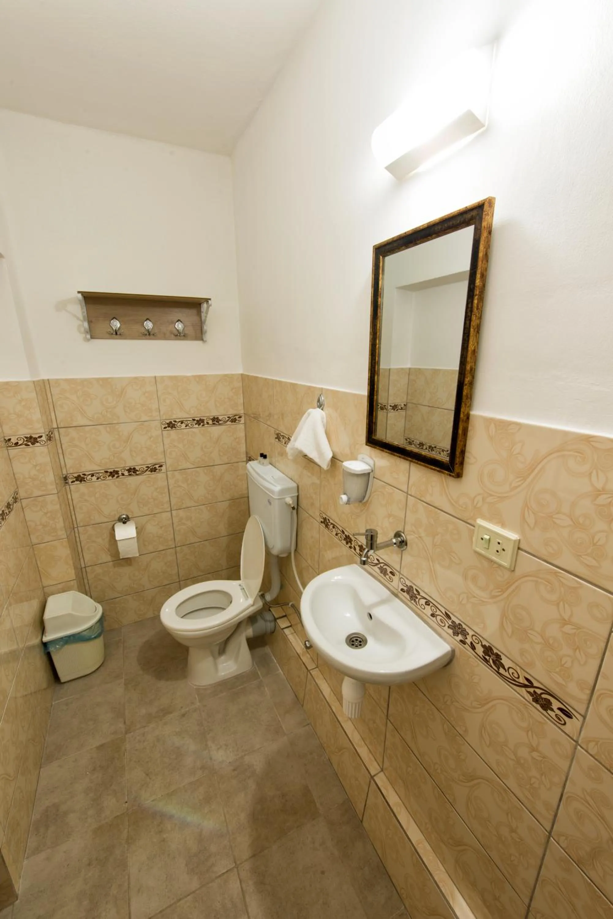 Shower in Yellow Rose Pansiyon