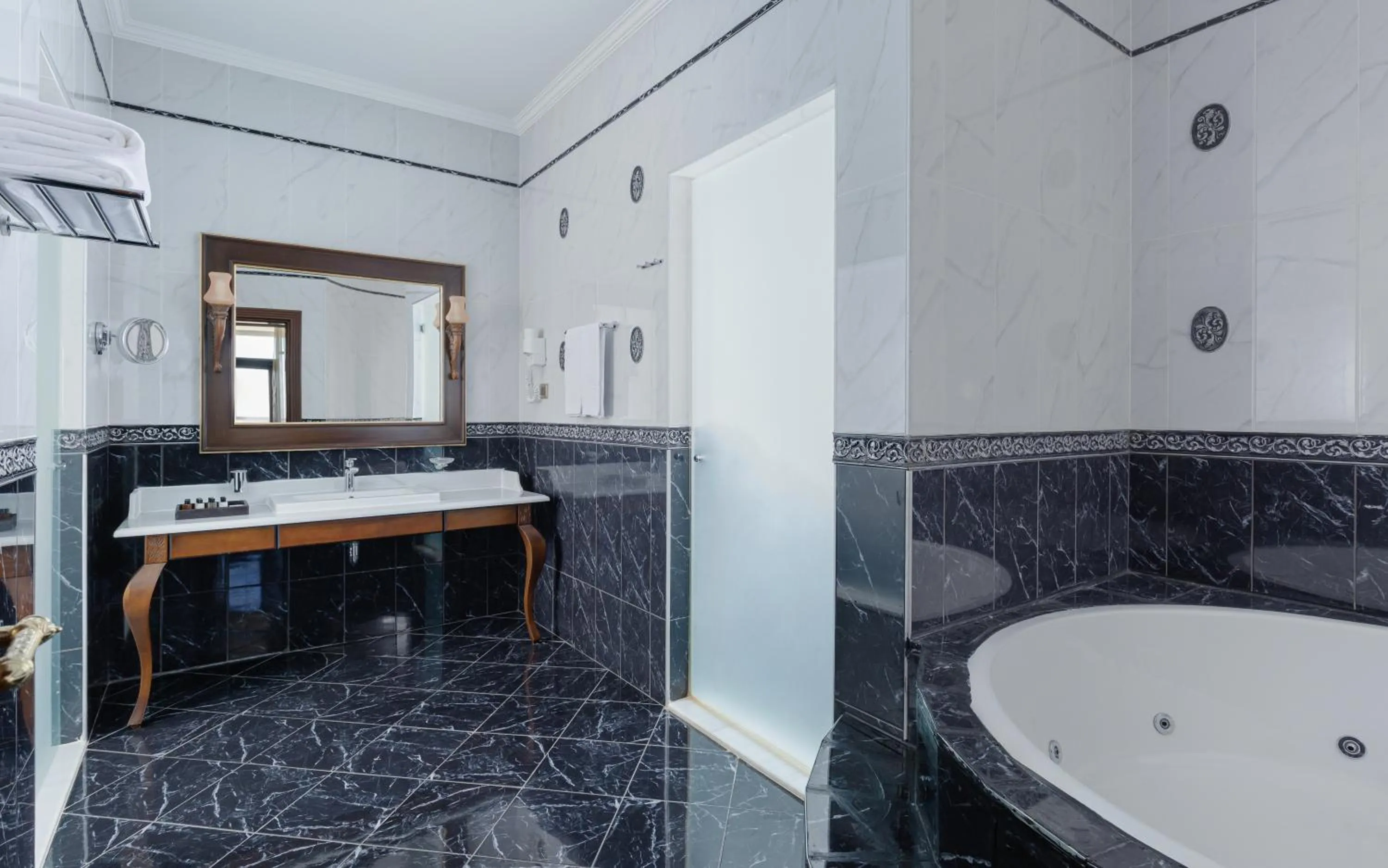 Bathroom in Shamakhi Palace Sharadil