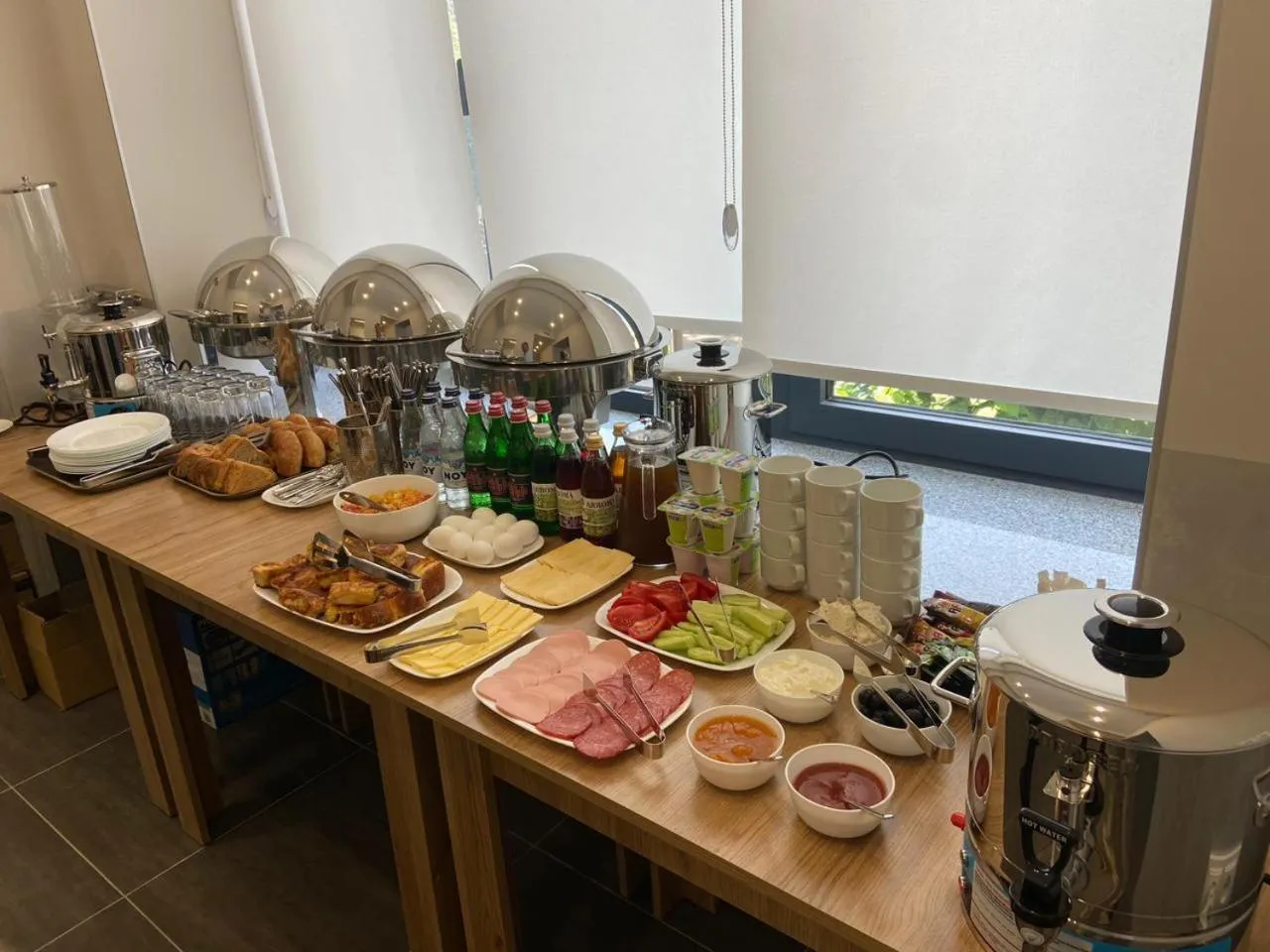 Restaurant/places to eat in Prime Hotel