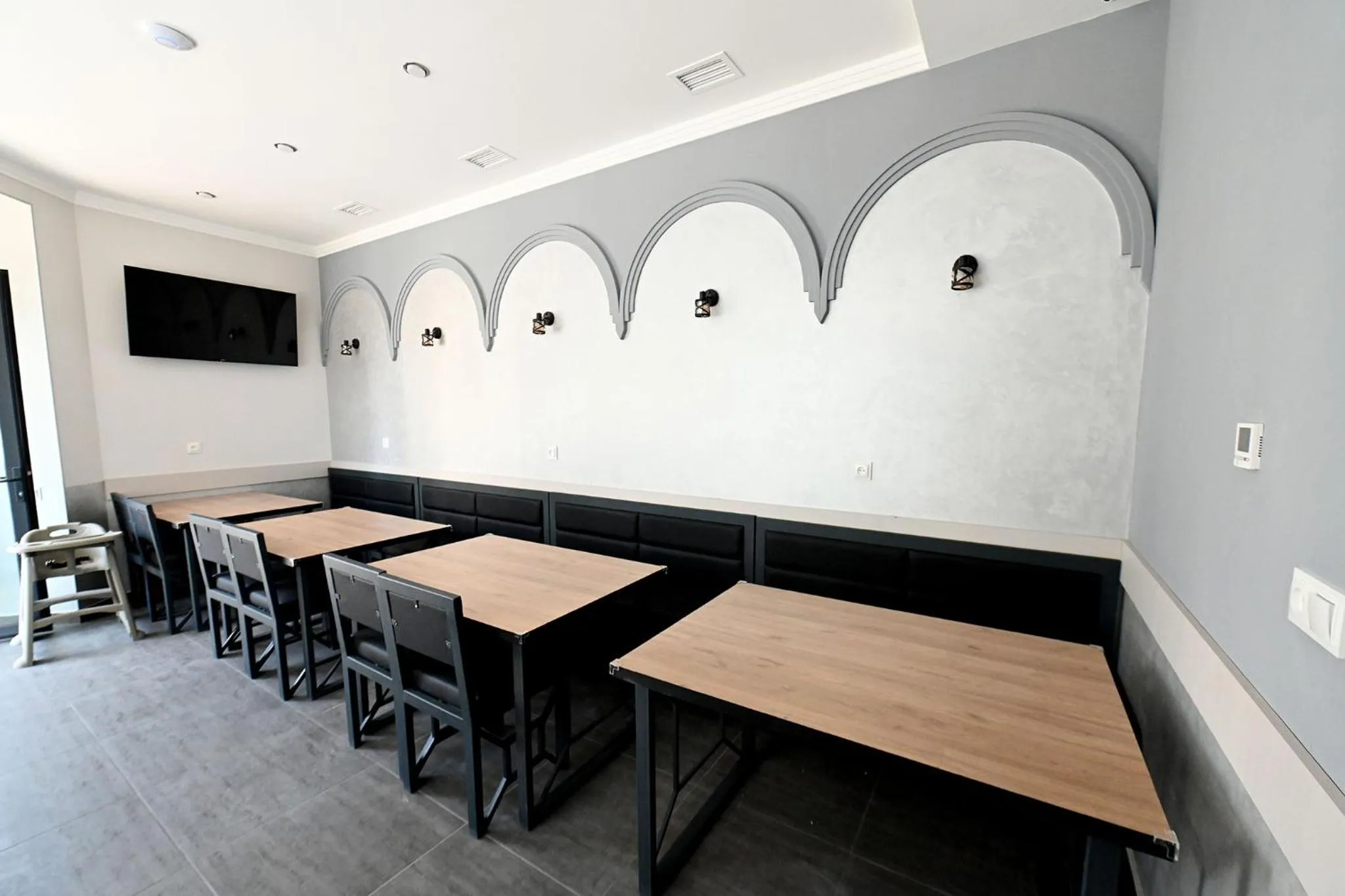 Restaurant/places to eat in Prime Hotel