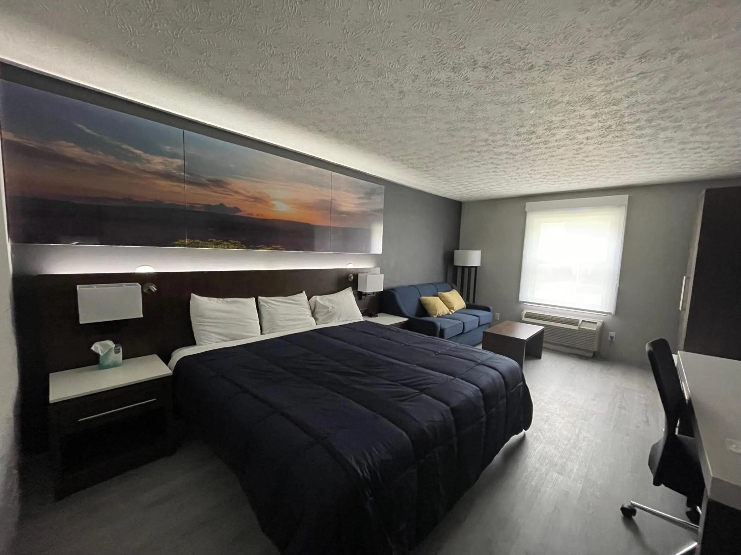 Bedroom, Bed in Luxor Inn & Suites, a Travelodge by Wyndham