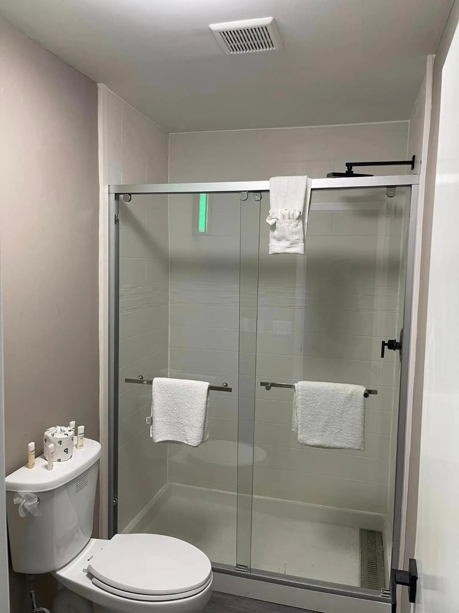 Bathroom in Luxor Inn & Suites, a Travelodge by Wyndham