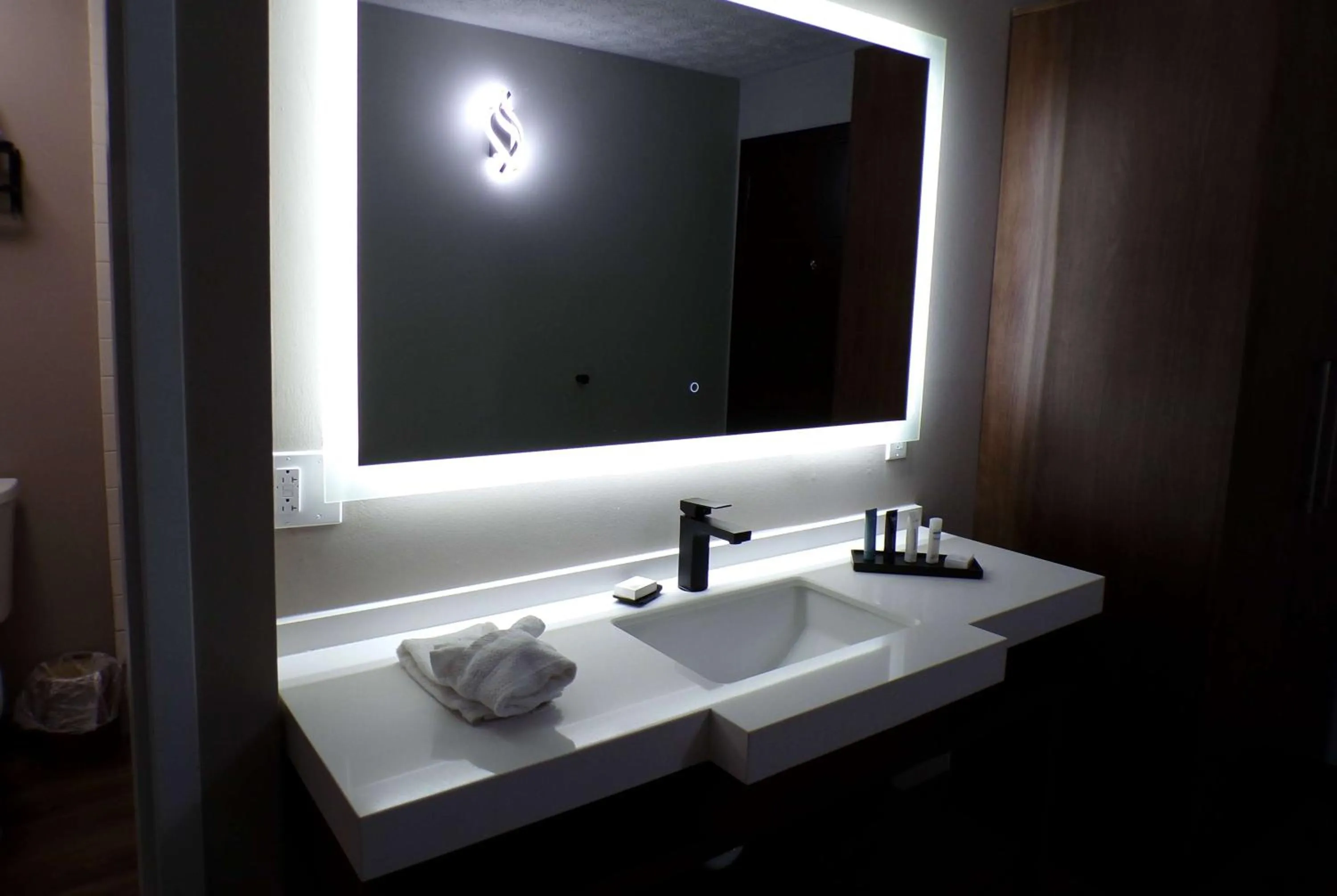 TV and multimedia in Luxor Inn & Suites, a Travelodge by Wyndham