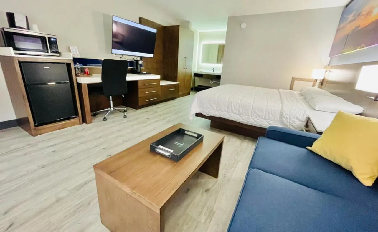 Bed in Luxor Inn & Suites, a Travelodge by Wyndham