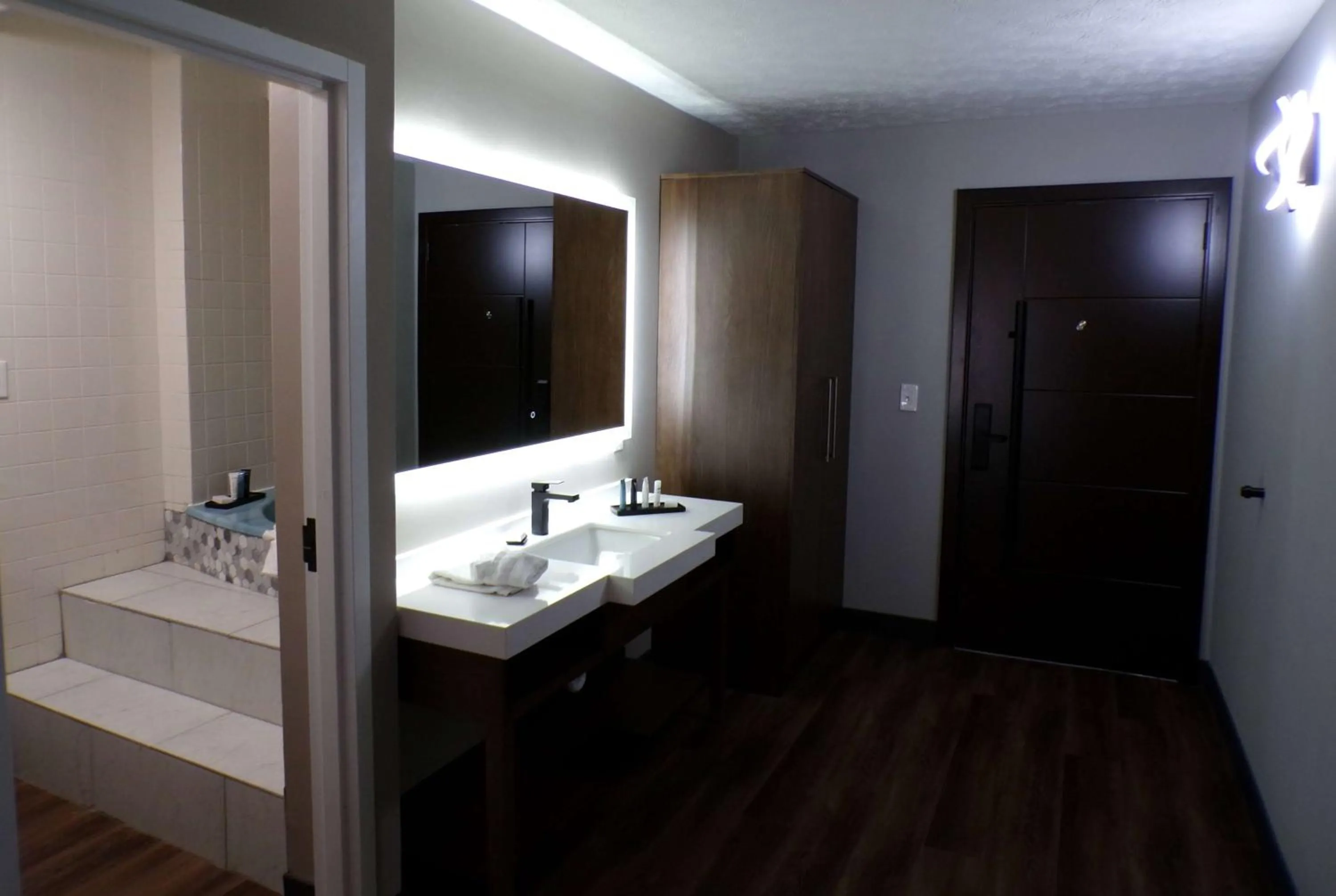 TV and multimedia in Luxor Inn & Suites, a Travelodge by Wyndham