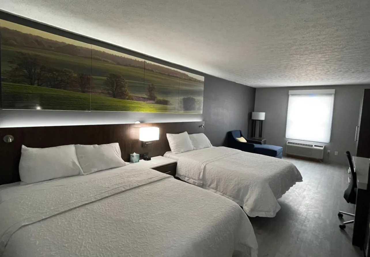 Bed in Luxor Inn & Suites, a Travelodge by Wyndham