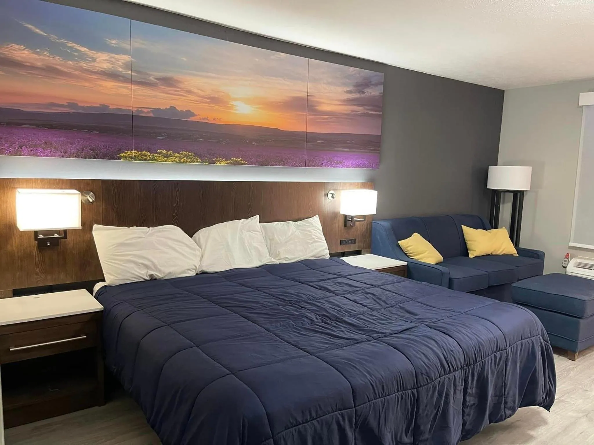 Bedroom, Bed in Luxor Inn & Suites, a Travelodge by Wyndham