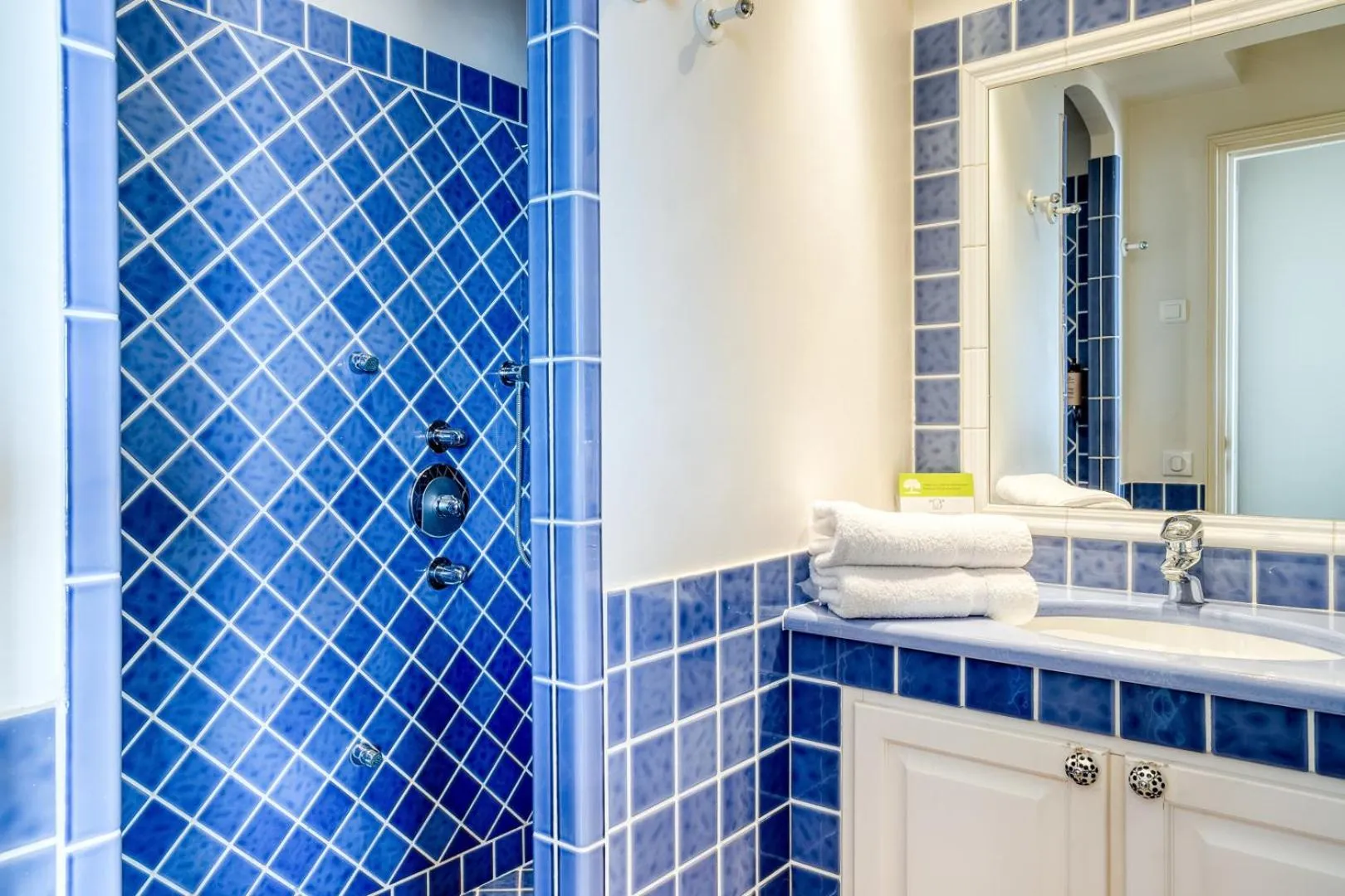 Bathroom in Roc Hotel