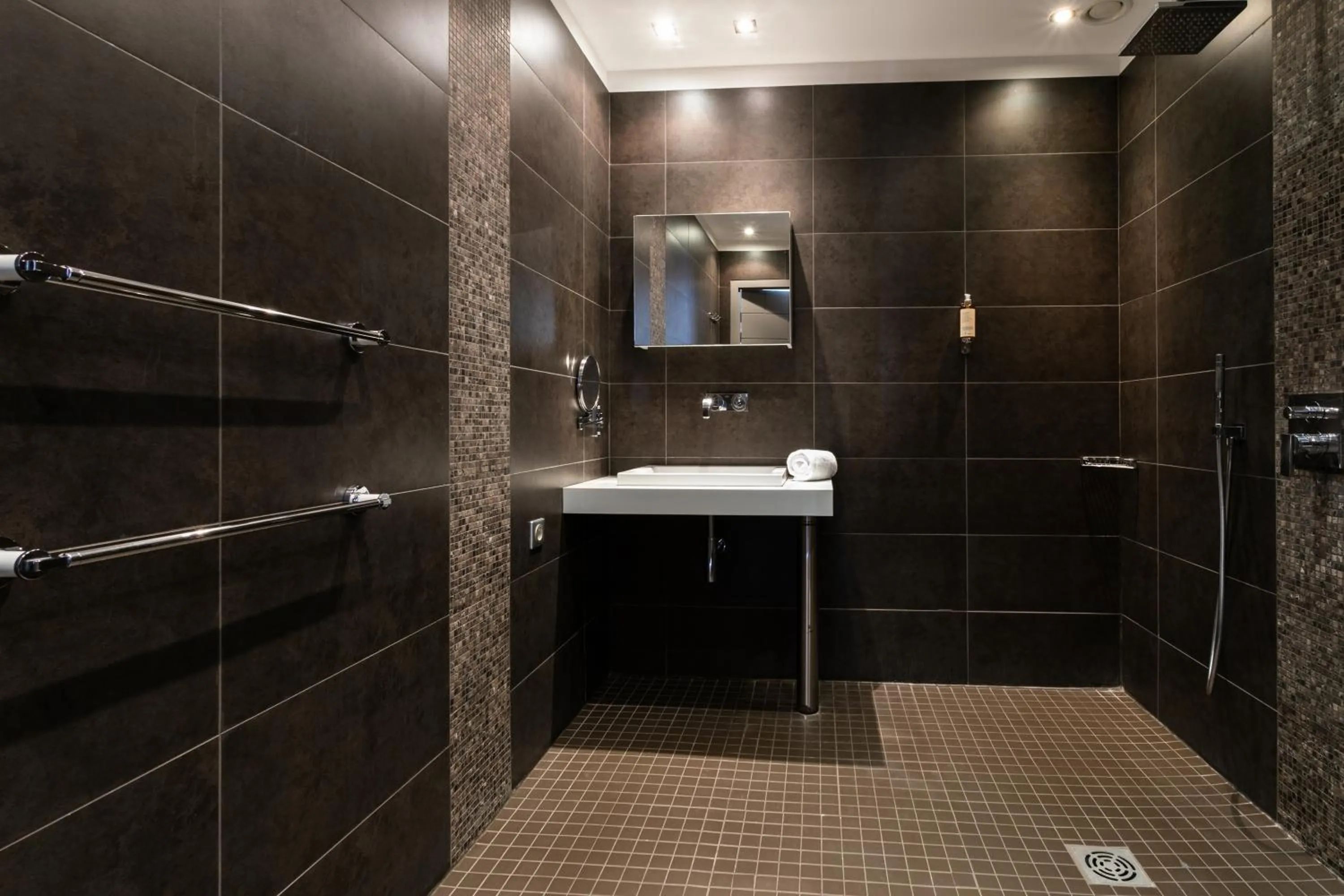 Bathroom in Roc Hotel