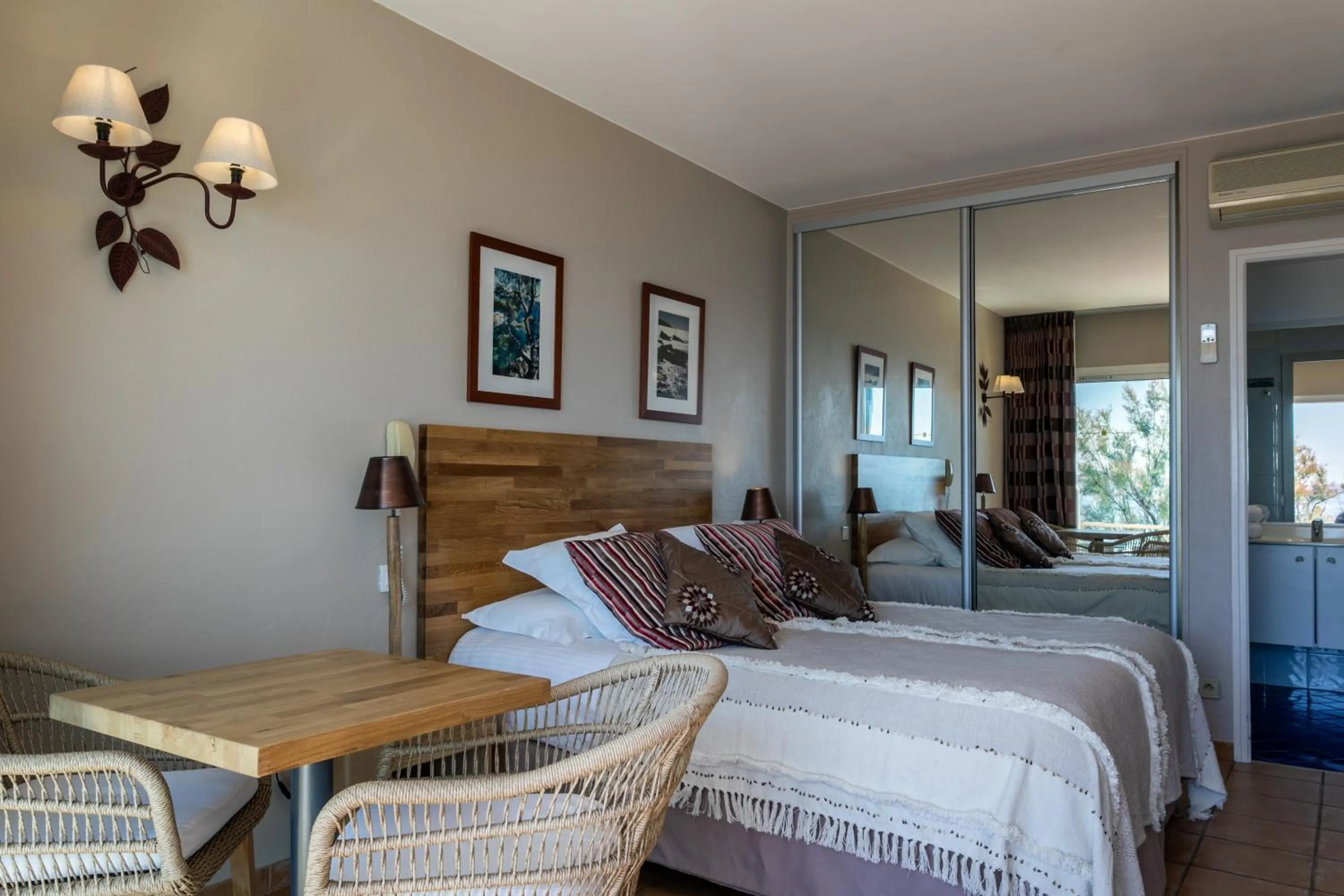 Photo of the whole room, Bed in Roc Hotel