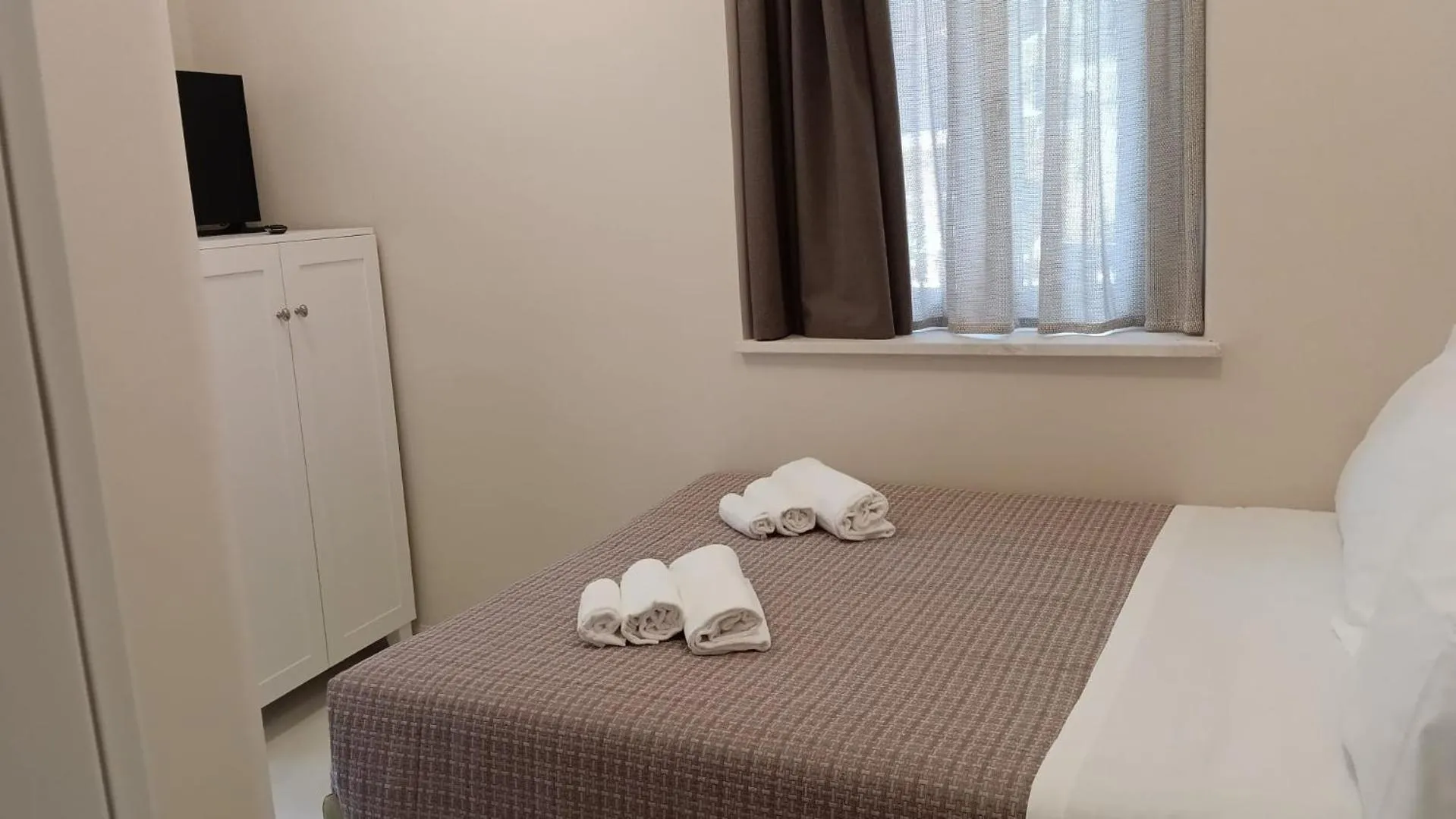 Bed in EPONIMI ROOMs