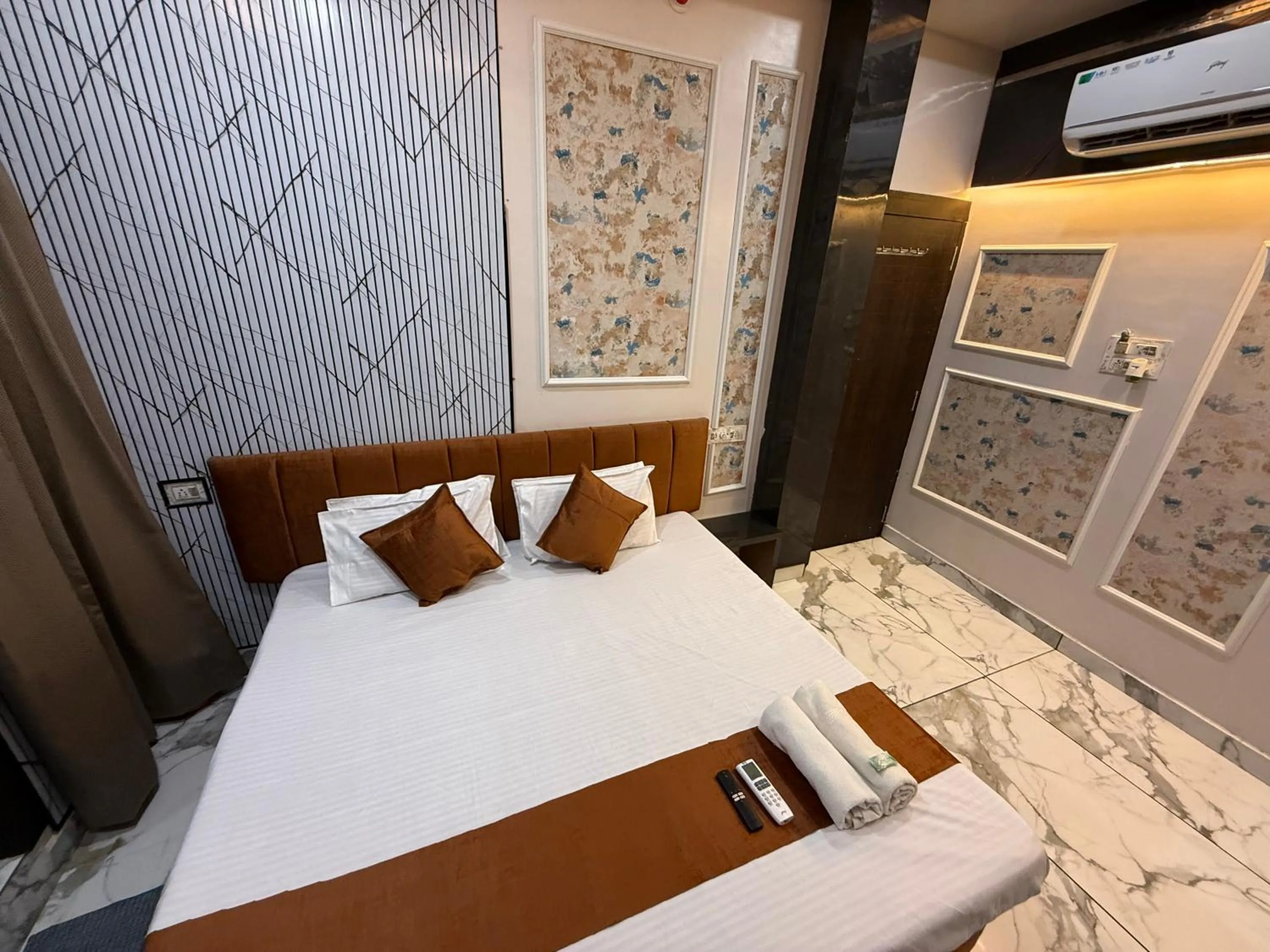 Bed in Hotel Shree Krishna Palace