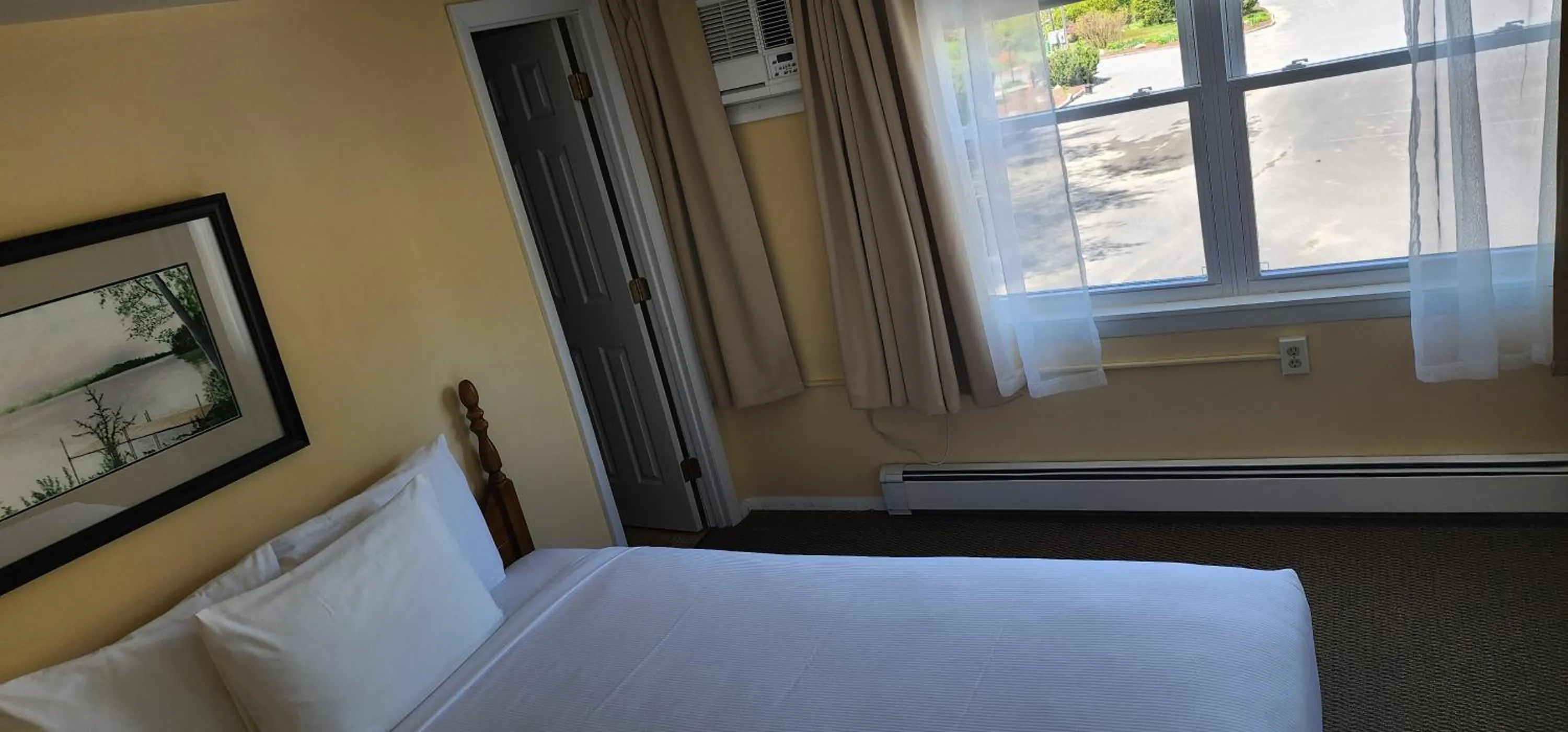 Photo of the whole room, Bed in Wilson Lake Inn