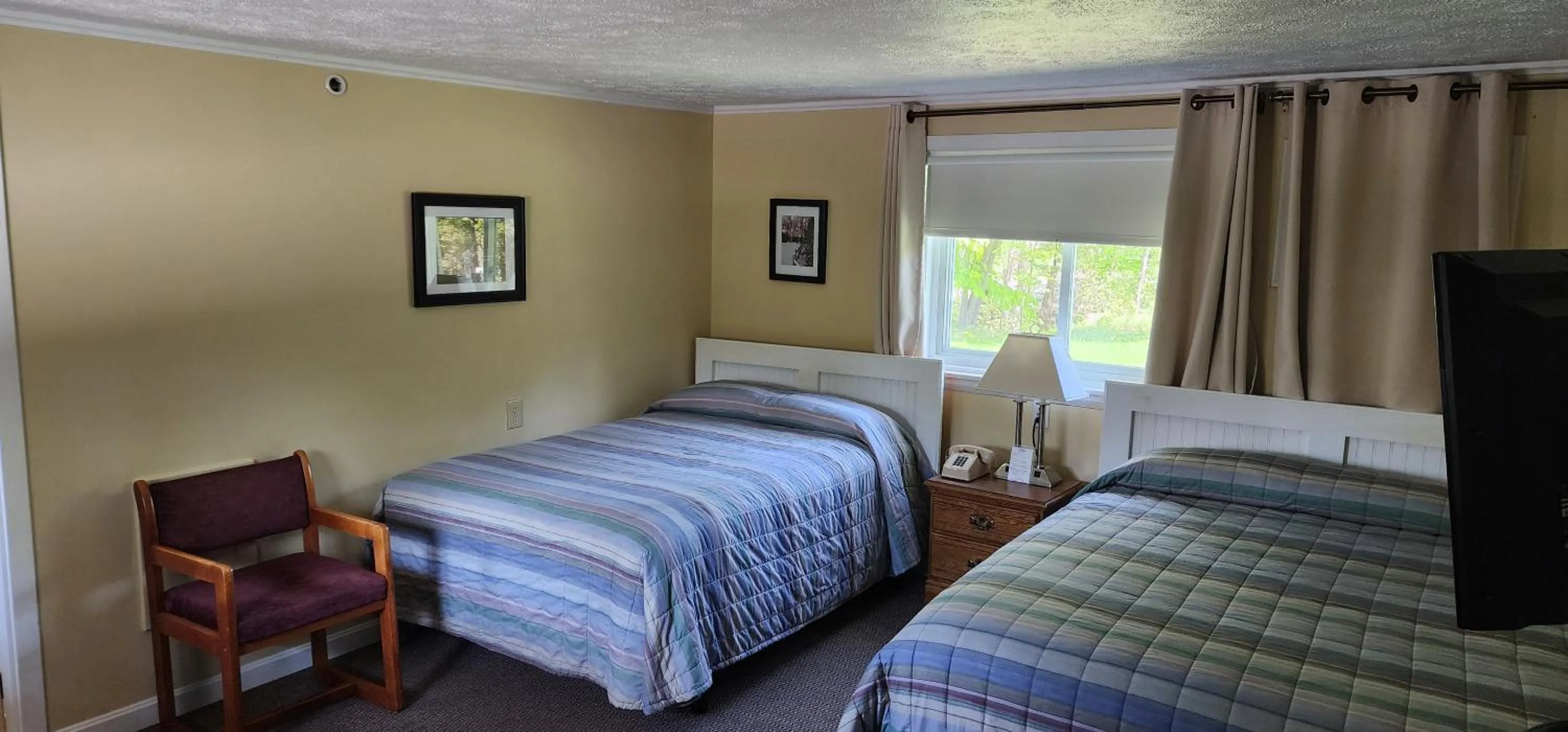 Photo of the whole room, Bed in Wilson Lake Inn