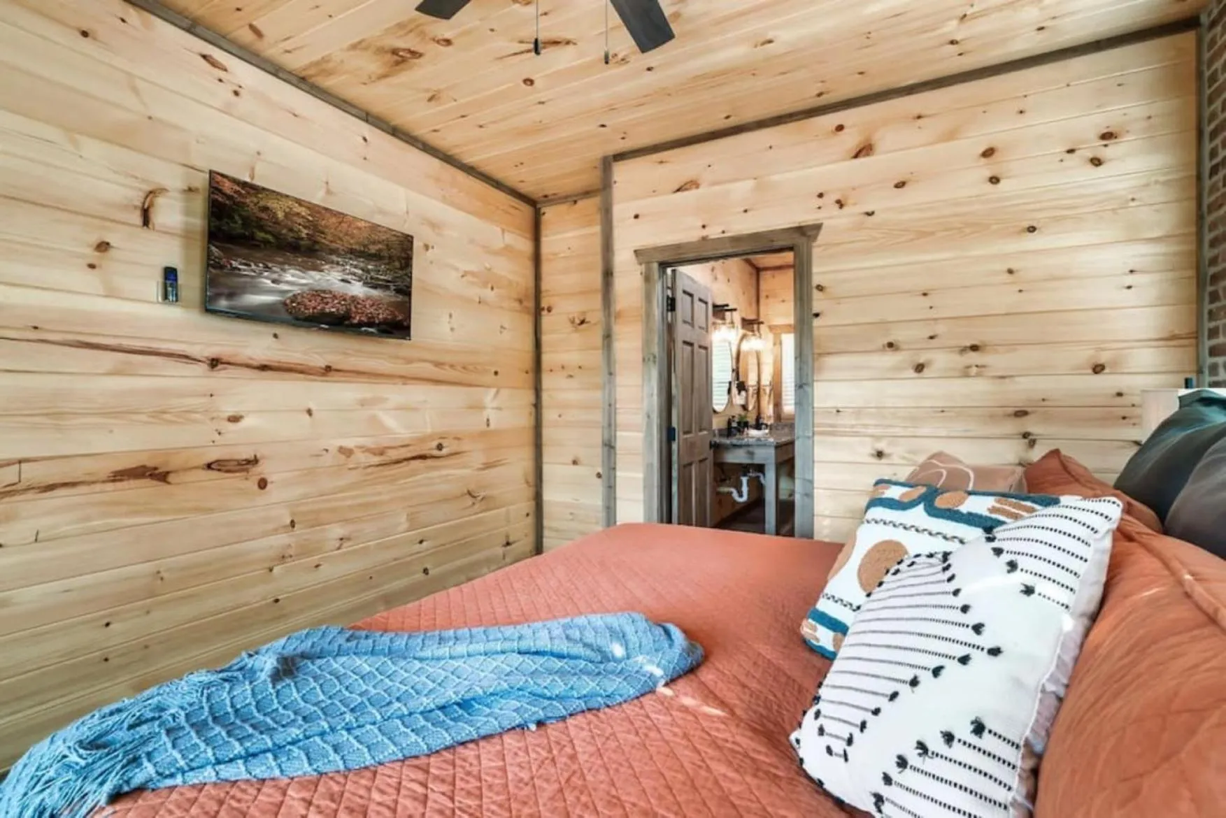 Bed in Tranquil Mountain Getaway By Ghosal Luxury Lodging