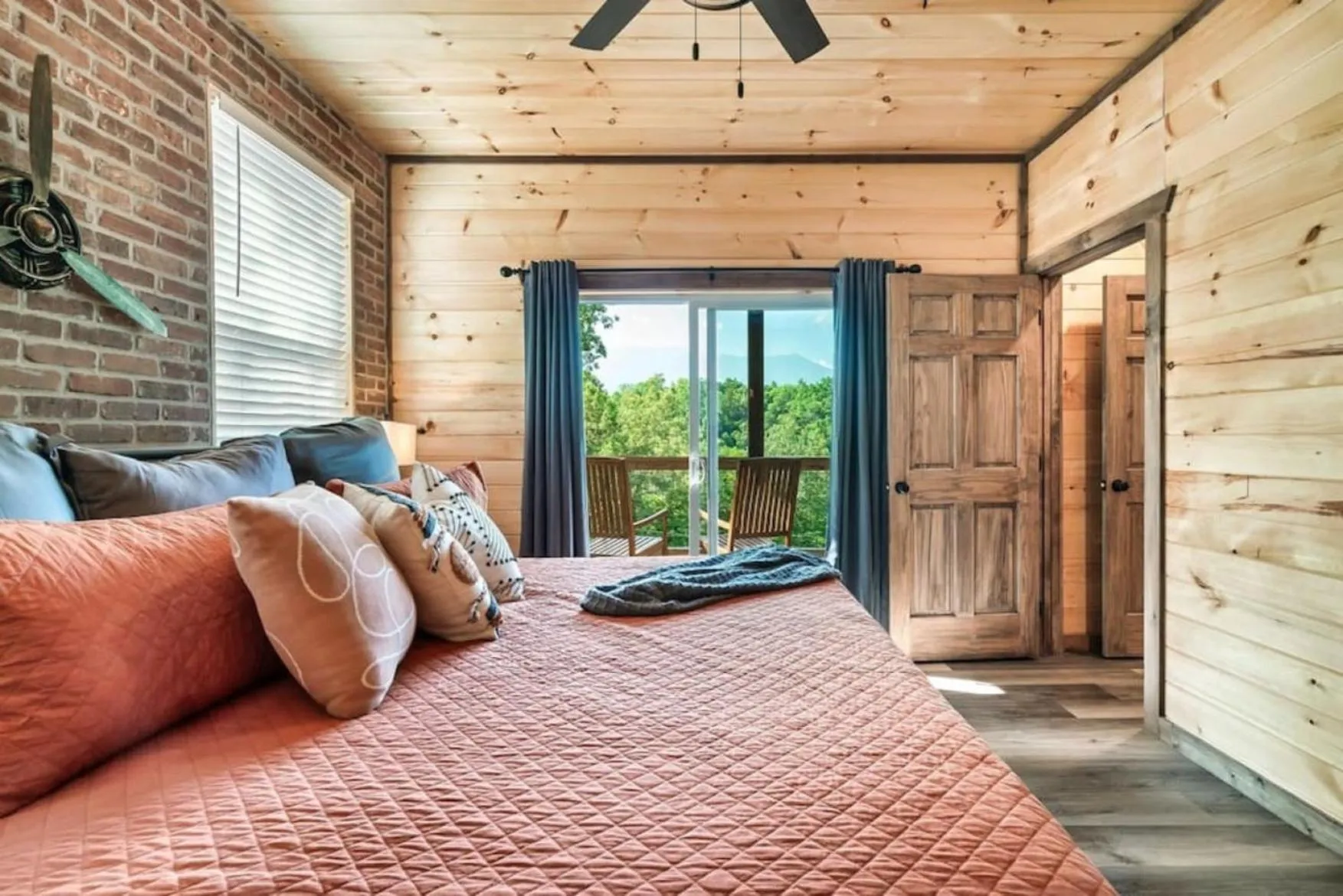 Bed in Tranquil Mountain Getaway By Ghosal Luxury Lodging